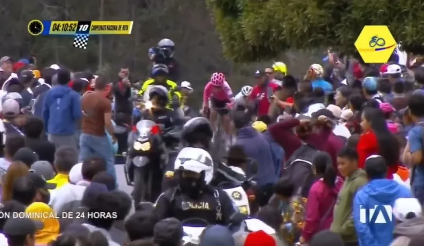 Carapaz ontroerd door allereerste nationale titel in 'zijn' straten: 'Was een lastige winter voor mij'