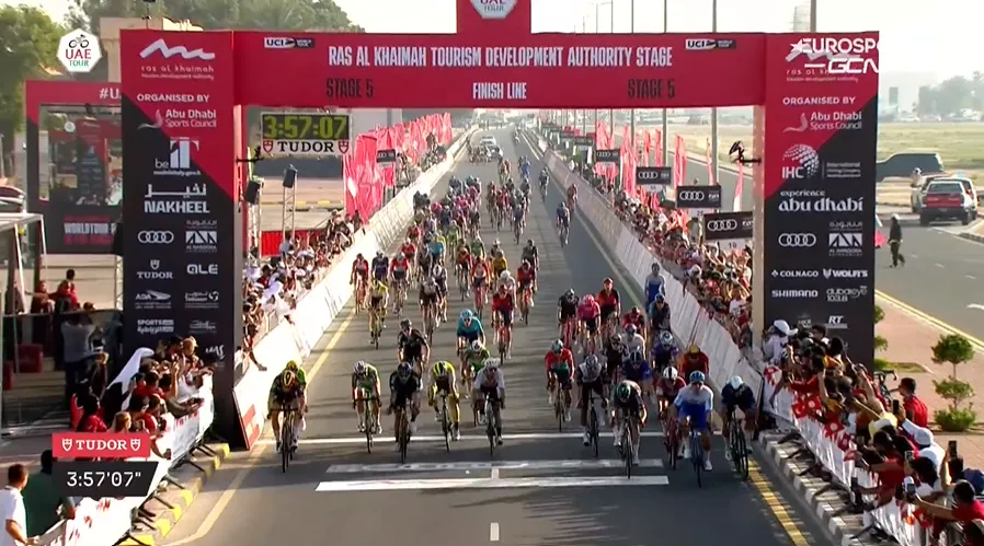 Groenewegen sprint na op hol geslagen finale naar zege in vijfde etappe UAE Tour, Evenepoel bij de pinken