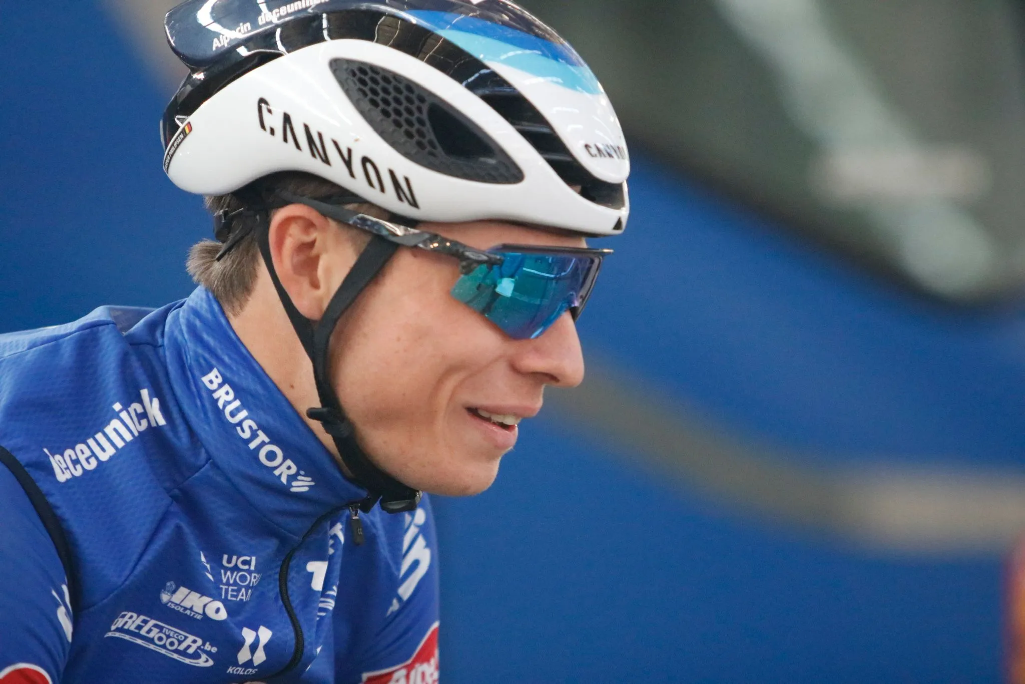 Philipsen dankt leadout van Van der Poel en Quick Step voor tweede zege in Tirreno, Roglic pakt eindwinst