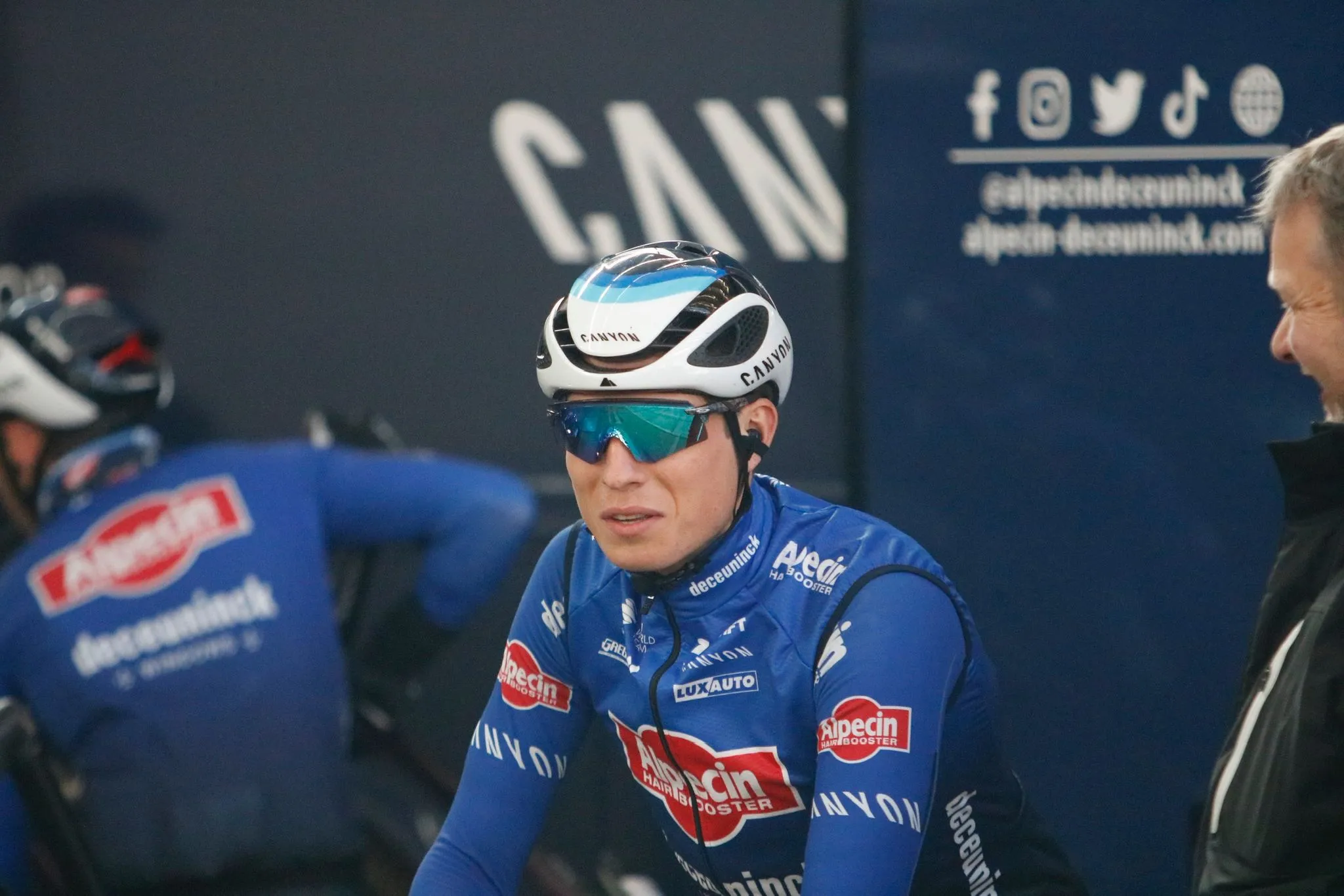 Philipsen bekroont machtige lead-out Van der Poel met zege in Tirreno-Adriatico, coup Jumbo-Visma blijft zonder succes