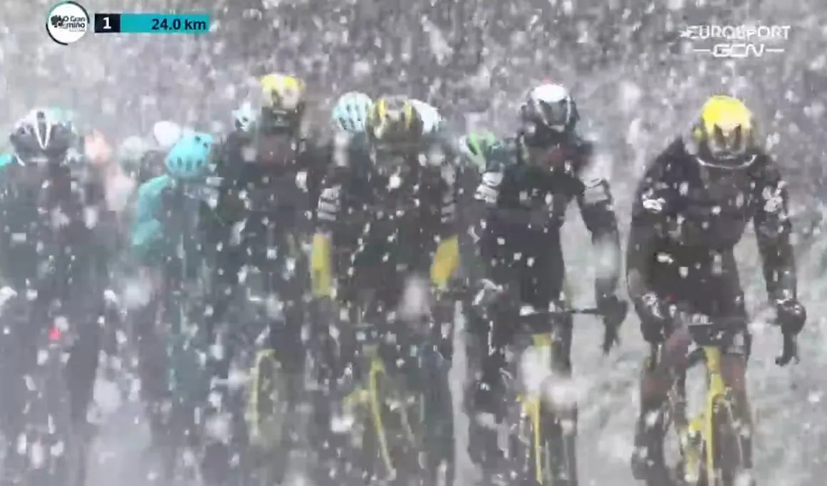 Apocalyptische omstandigheden in O Gran Camino dwingen Vingegaard en co tot afgelasting eerste rit