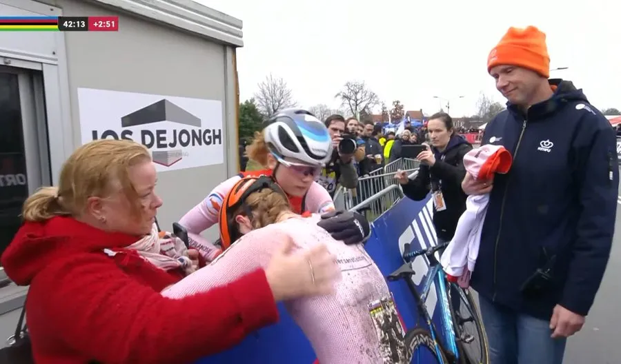 🎥 Molengraaf in tranen na dramatische WK-race, moeder en Puck Pieterse bieden troostende schouder