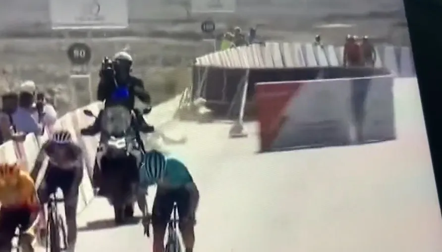 🎥 Helikopter laat finishhekken in Ronde van Oman vliegen, renners ontkomen aan gevaar