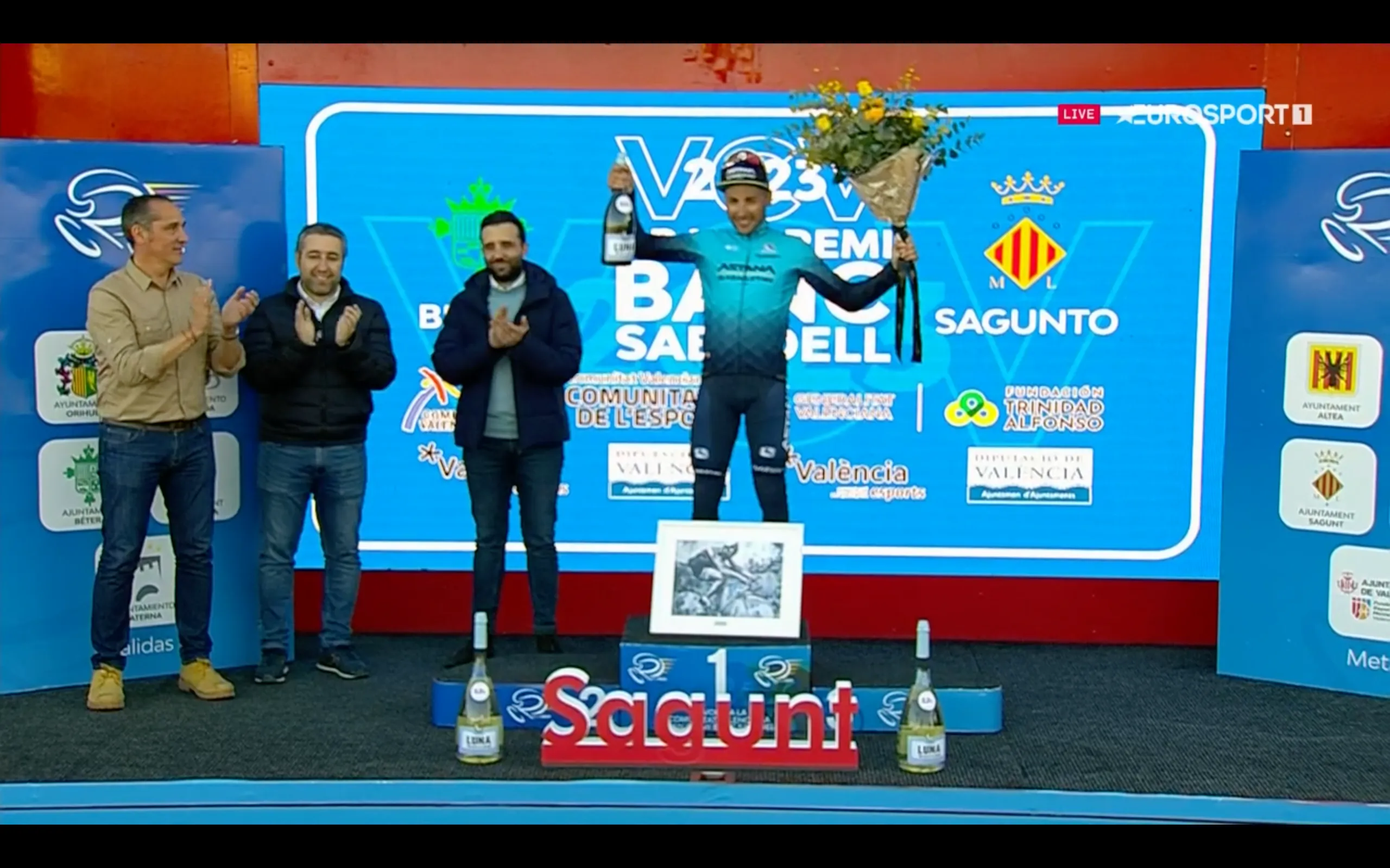 Simone Velasco eert overleden Astana-verzorger met winst in Valencia: 'Deze zege is voor hem'