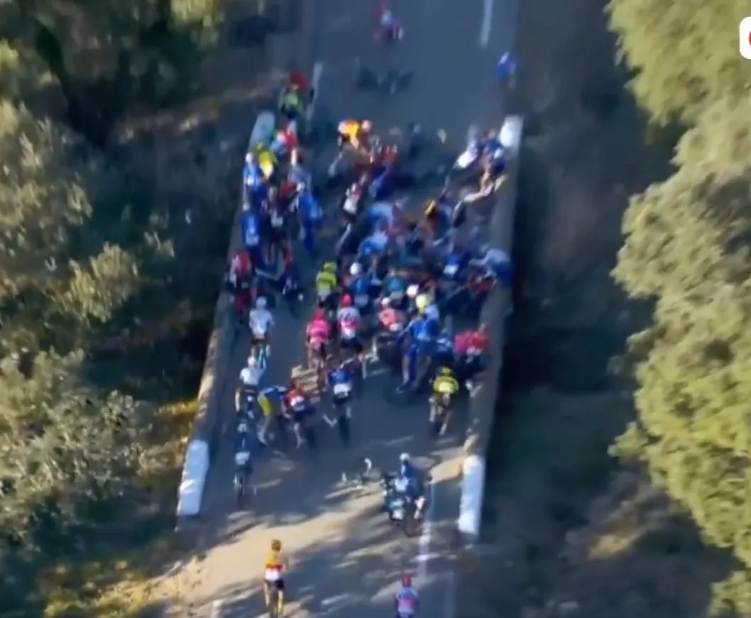 🎥 Massale valpartij op smalle brug in Bessèges: Ferron hangt aan brug, etappe gestaakt
