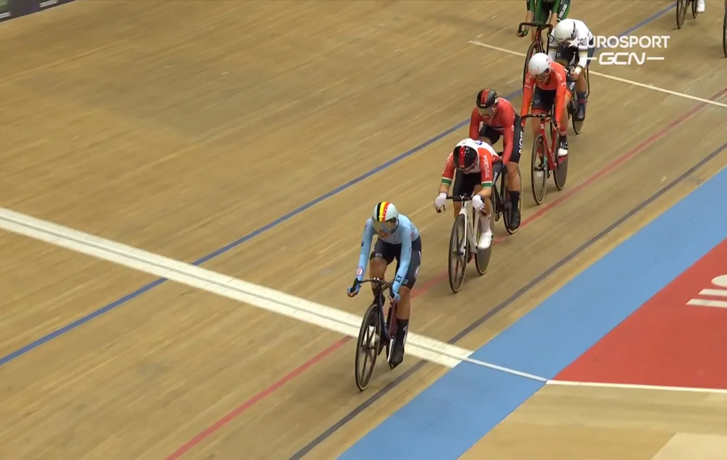 Shari Bossuyt stunt met zilver op EK-Puntenkoers, Raaijmakers net naast podium
