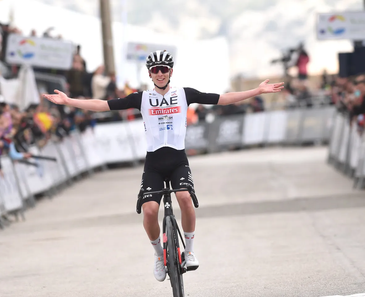 Evenepoel plaagt imponerende Pogacar op Instagram: 'Stop met winnen, dankjewel'