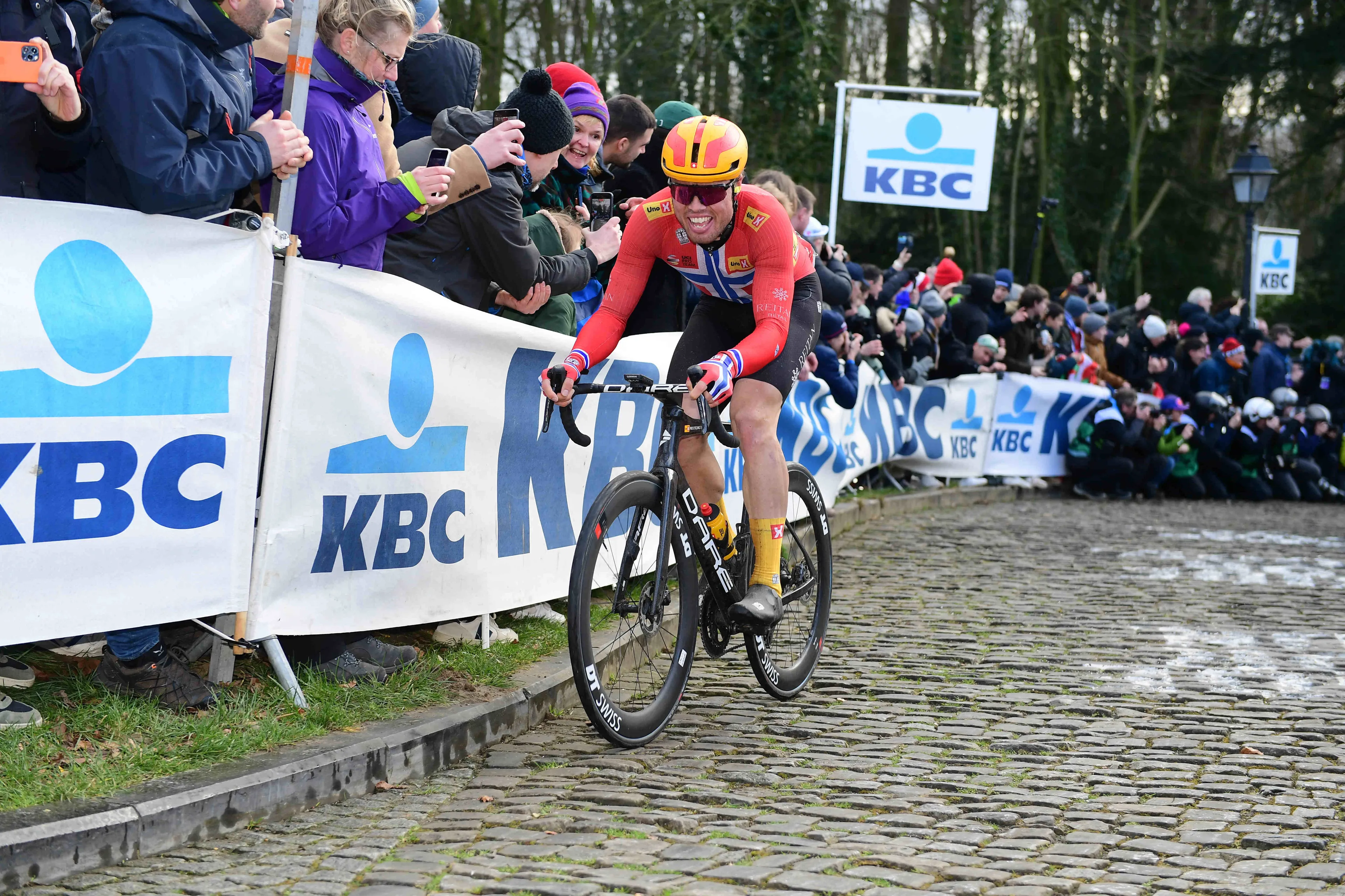 Tiller met gemengde gevoelens na lekke band Van der Poel: 'Zonder Mathieu is het makkelijker'