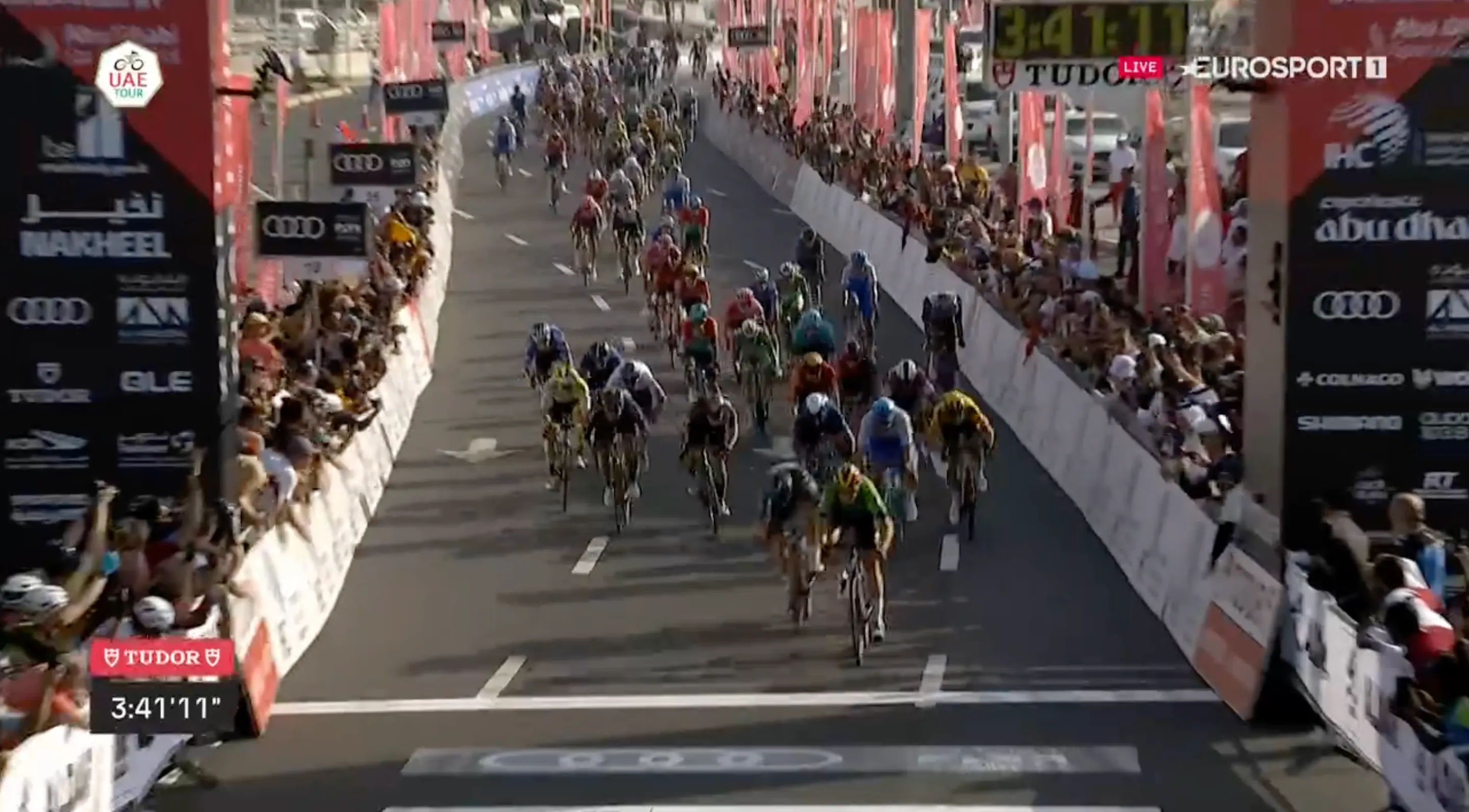 Merlier pakt uit in laatste kans voor sprinters en wint z'n tweede in UAE Tour, Groenewegen en Kooij 3e en 4e