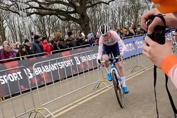 Nederland maakt favorietenrol waar op WK veldrijden: razende Van Empel speelt hoofdrol
