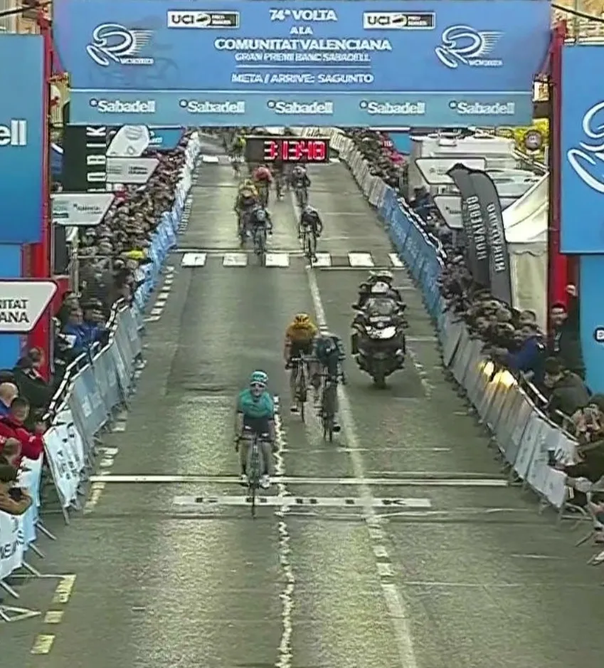 Velasco laat Astana juichen en klopt Jungels en Gregaard in Valencia, peloton komt twee seconden te laat