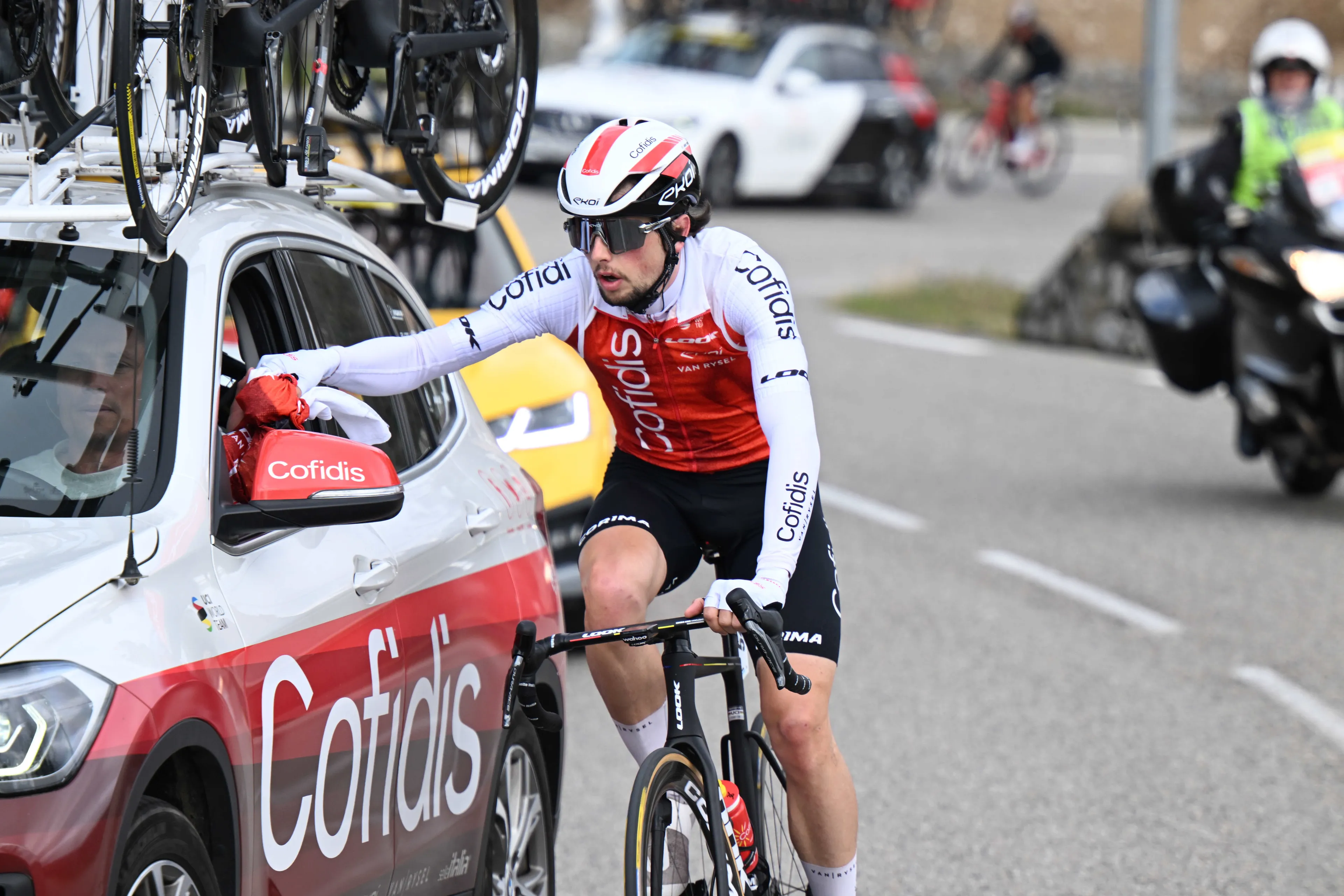 Deelnemers Tour de France 2023 | Ritwinnaar Lafay stapt net voor Parijs bezemwagen in