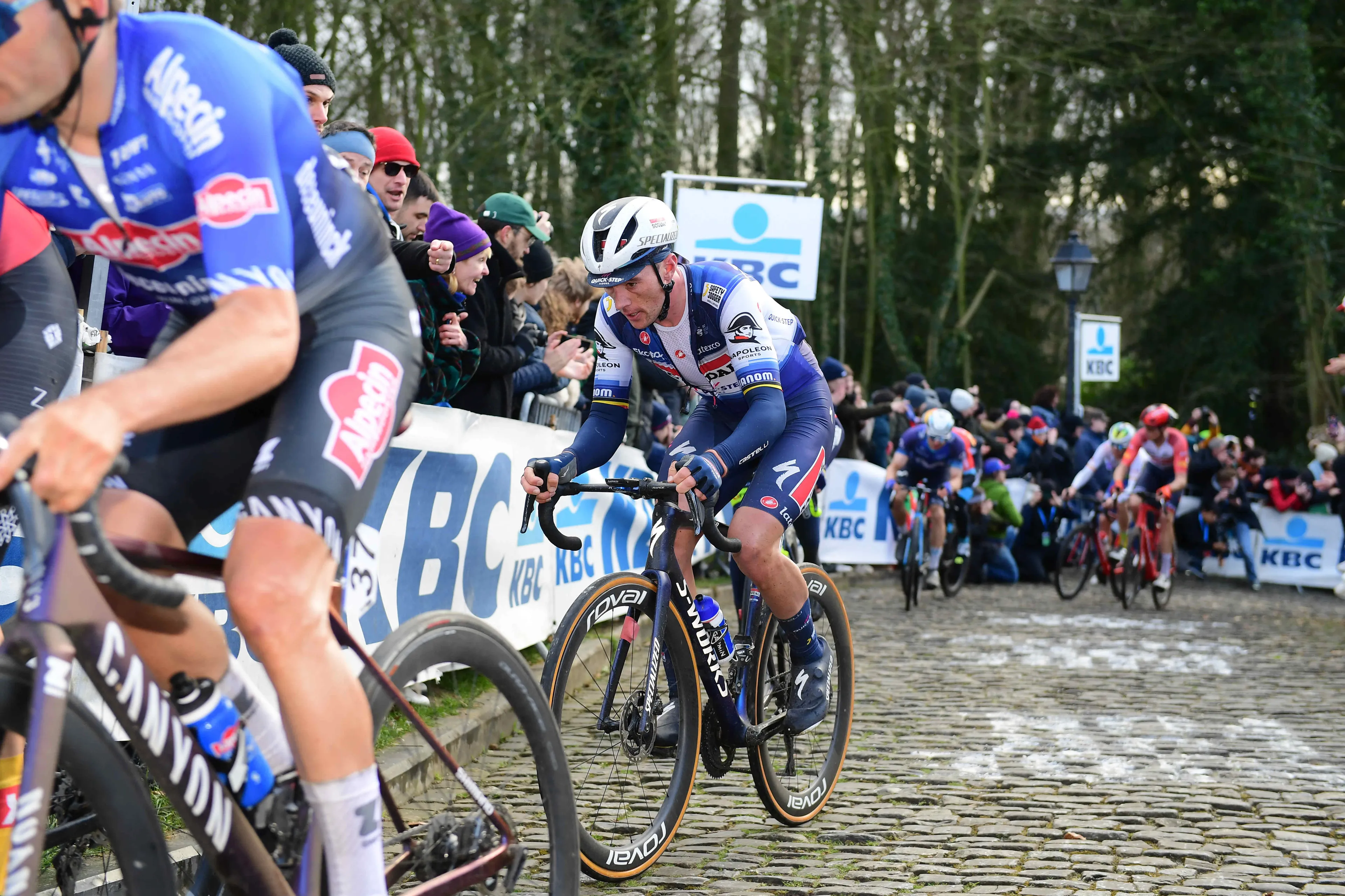 Lefevere maakt Quick Step na Omloop met de grond gelijk: 'Ik heb Lampaert geen seconde gezien'