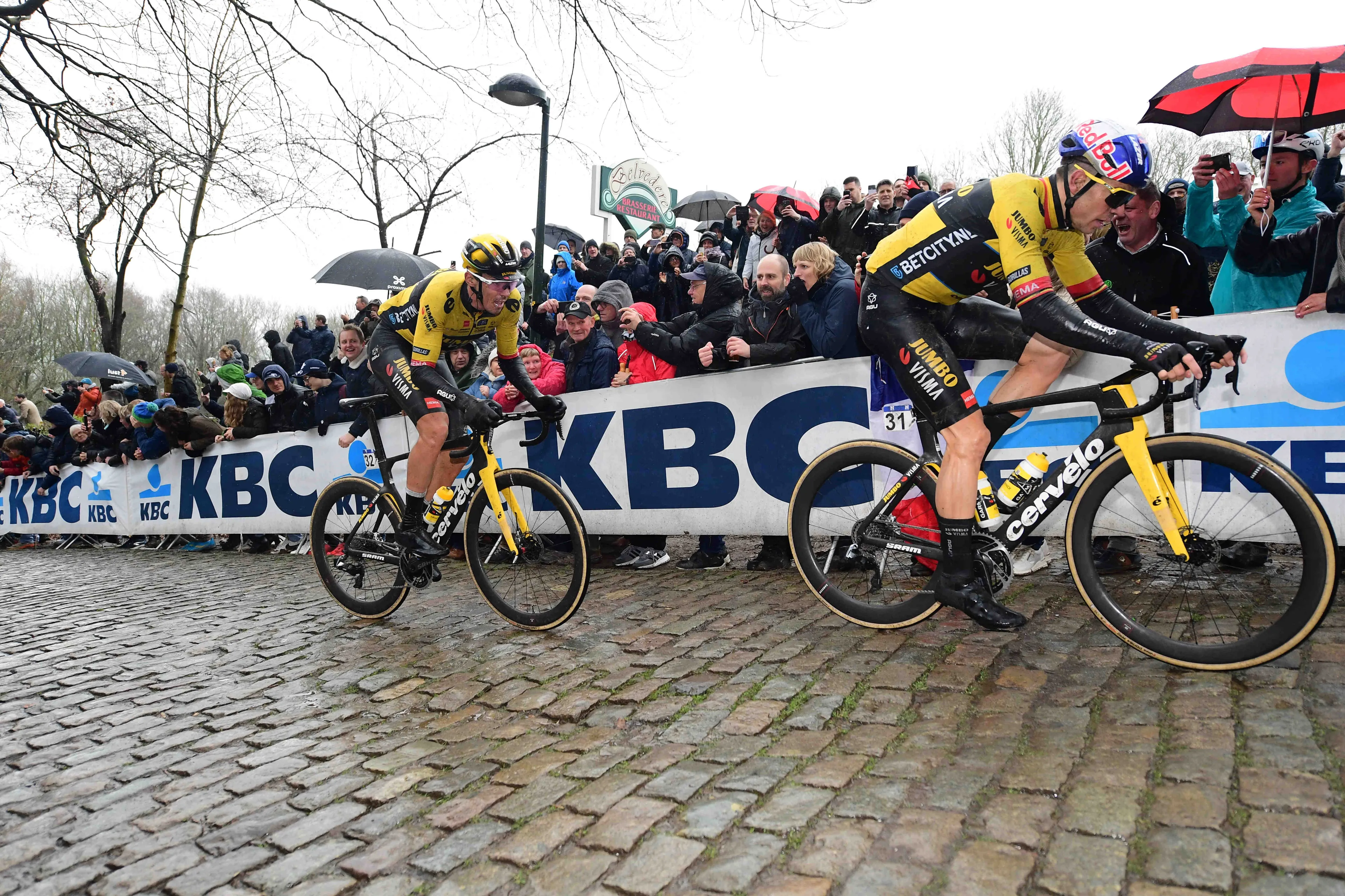 Nys lovend, maar De Vries en Merckx snappen Van Aert niet: 'Laat hiermee zien dat kritiek hem dus wél kan schelen'