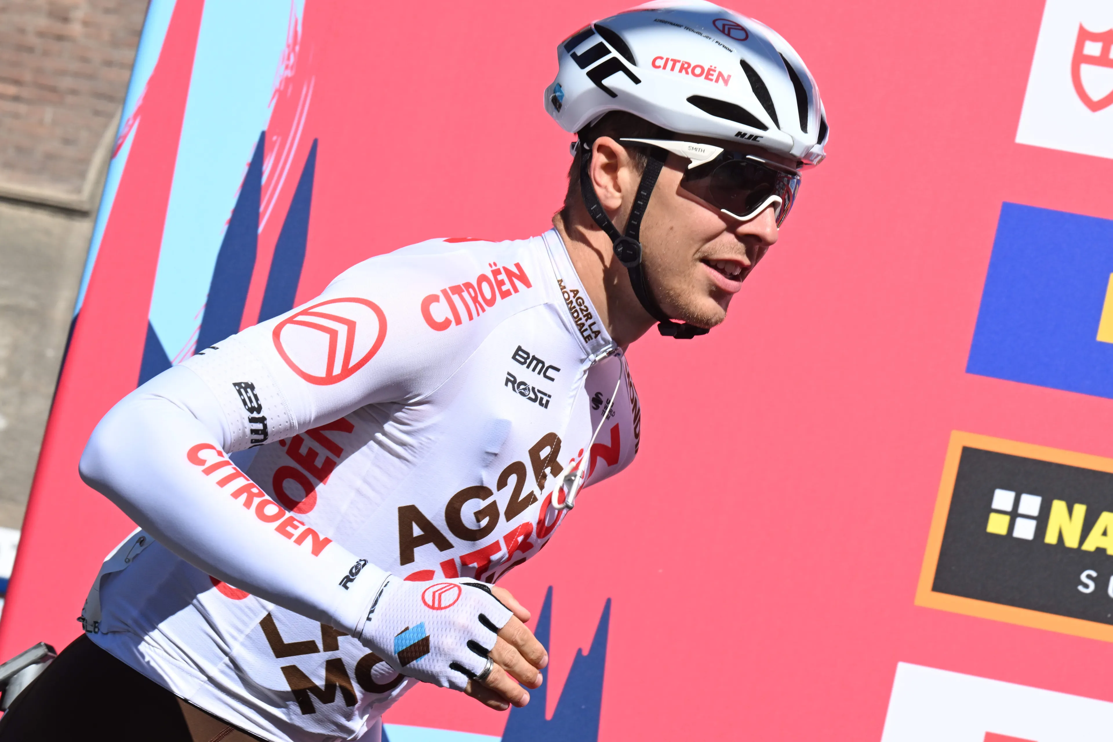 LIVE Waalse Pijl 2023 | Strijd om kopgroep in volle gang bij de vrouwen, Cosnefroy niet van start