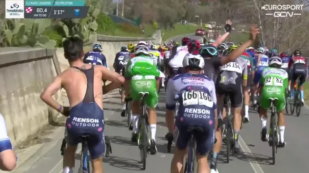 📸 Alaphilippe begeeft zich op grens van diskwalificatie door helm af te zetten, maar komt weg met boete