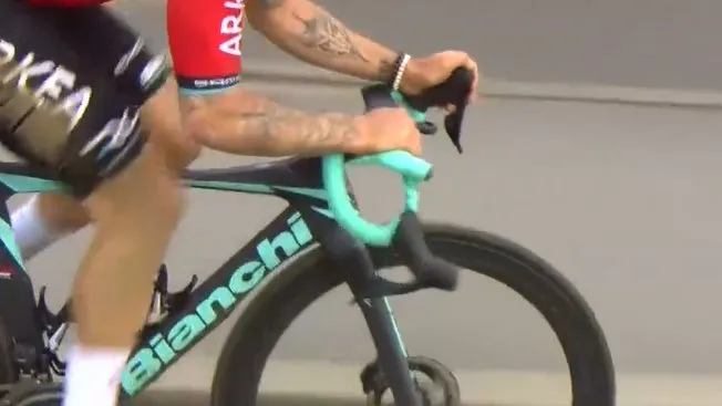 🎥 Offday voor Hofstetter en Bianchi in GP Denain: Fransman Arkéa-Samsic breekt twee keer zijn stuur