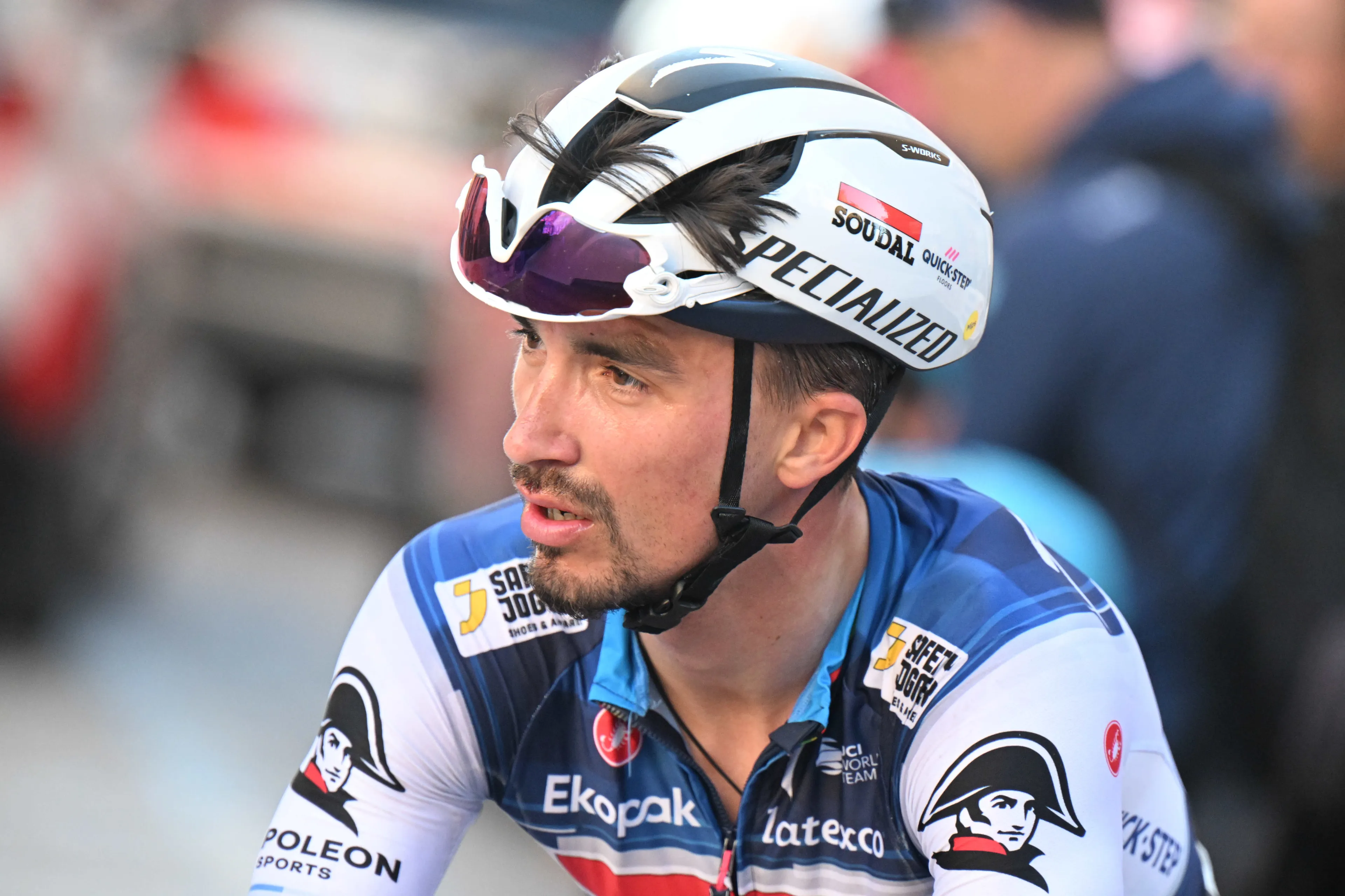 Slijmbeursontsteking speelt Alaphilippe parten; Asgreen mag na val in Parijs-Roubaix training hervatten