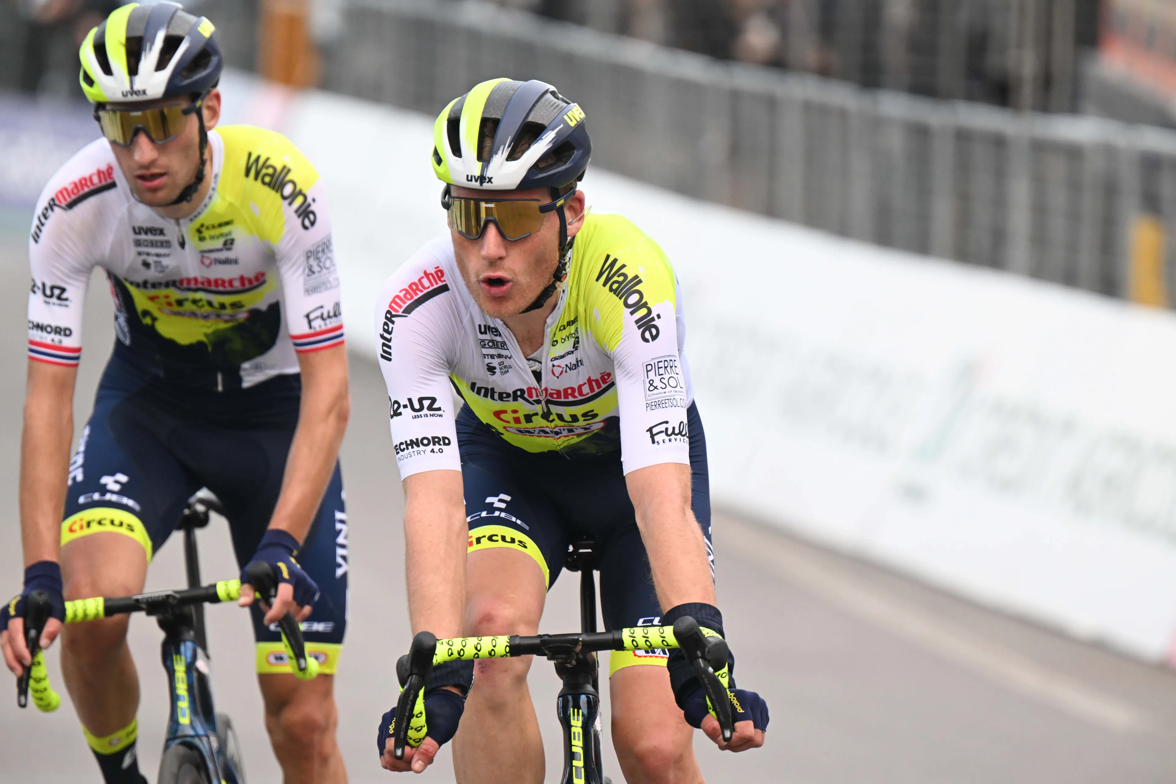 Interview | Teunissen ziet kopman Girmay nu ook in vlakke sprint schitteren: 'Zeggen het al het hele jaar'