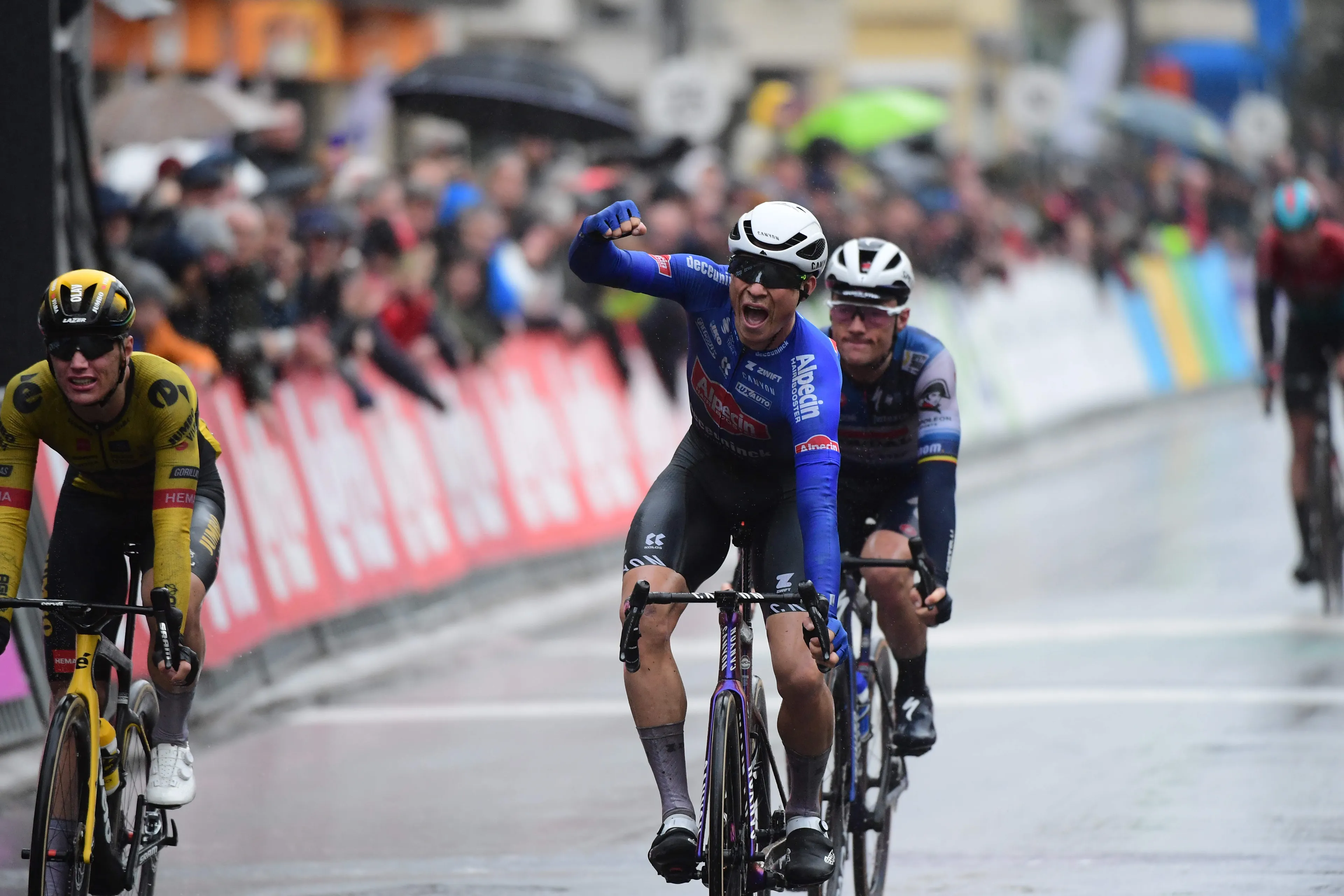 Philipsen overklast Kooij in Jumbo-Visma-land en krikt seizoensaantal op naar 15 (!)