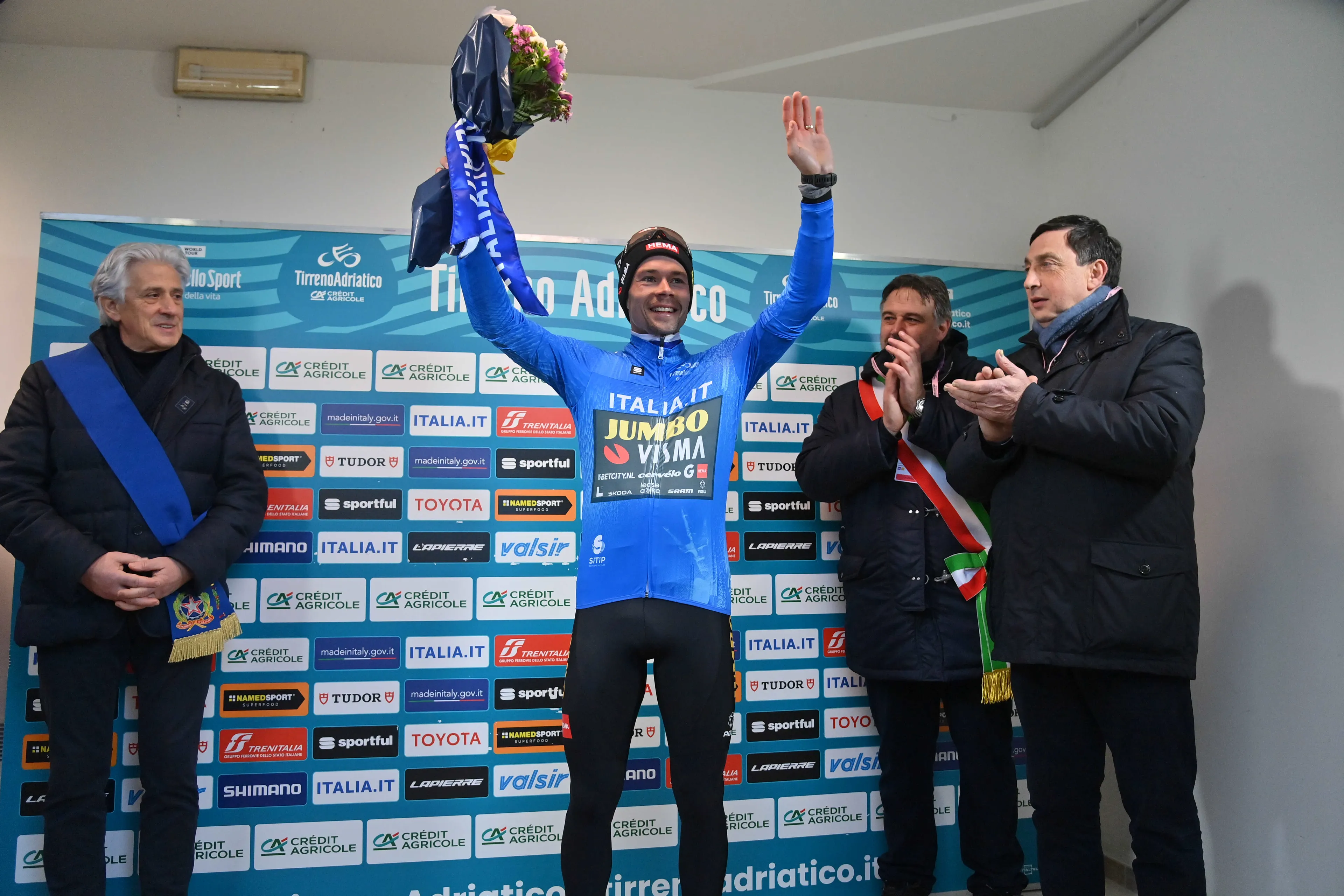 Jij krijgt die lach niet van mijn gezicht: Roglic duidelijk in zijn nopjes met dominante eindzege in Tirreno