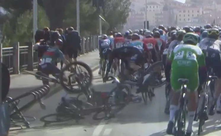 🎥 Nerveuze Milaan-Sanremo met veel valpartijen: outsider Bennett dendert over straatmeubilair