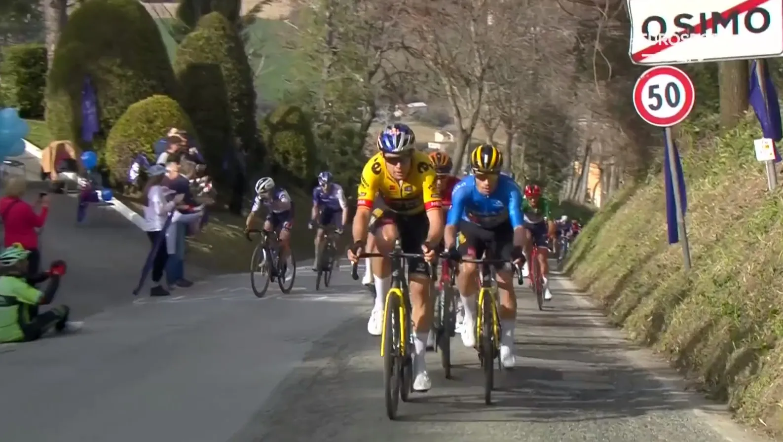 🎥 Wegwerpgebaar Alaphilippe nadat Van Aert tegen zijn zin de koers doet ontploffen