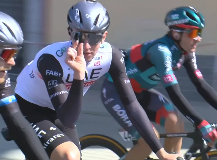 🎥 Alle ogen al weer gericht op Pogacar: Sloveen valt in neutralisatie en grapt met Trentin in de camera