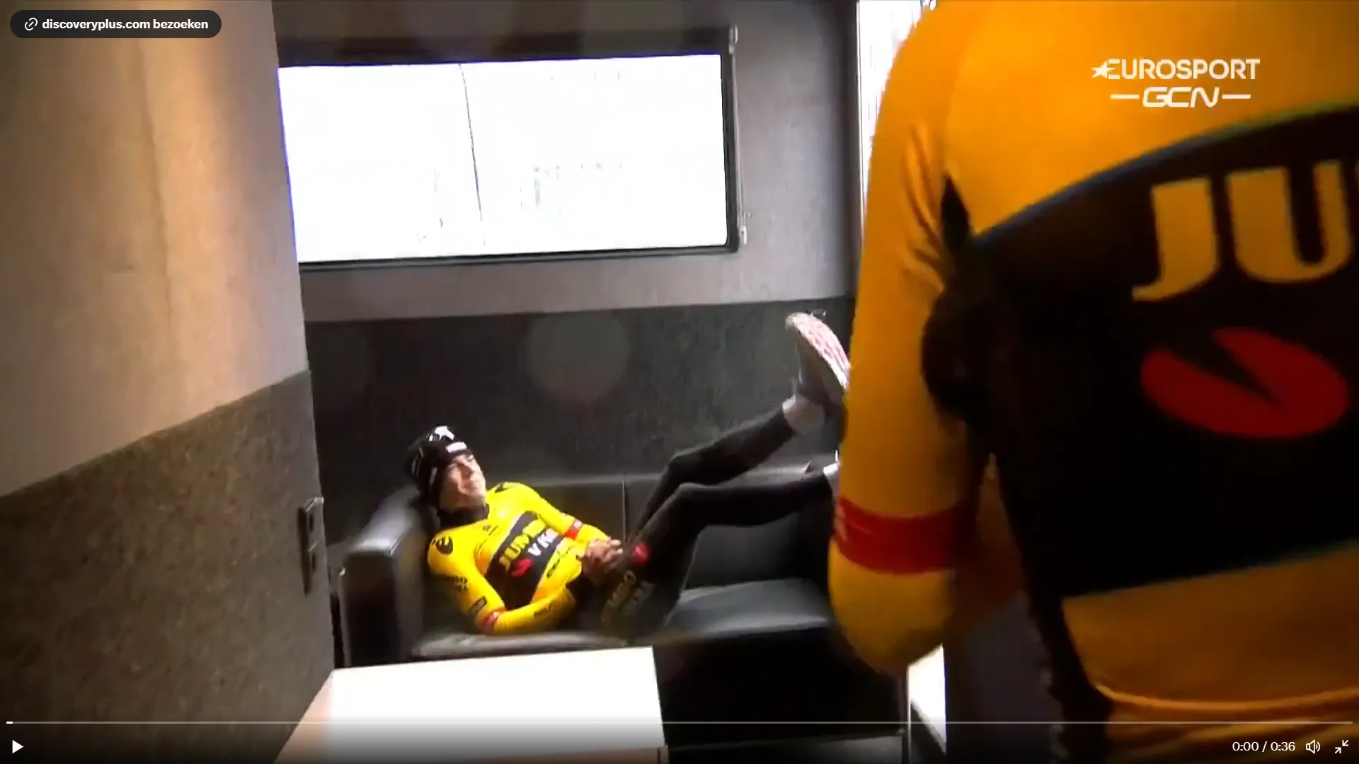 🎥Van Aert heeft nu wel alle ruimte op een te klein bankje; Belg dolt met ploegmaat Laporte na Gent-Wevelgem