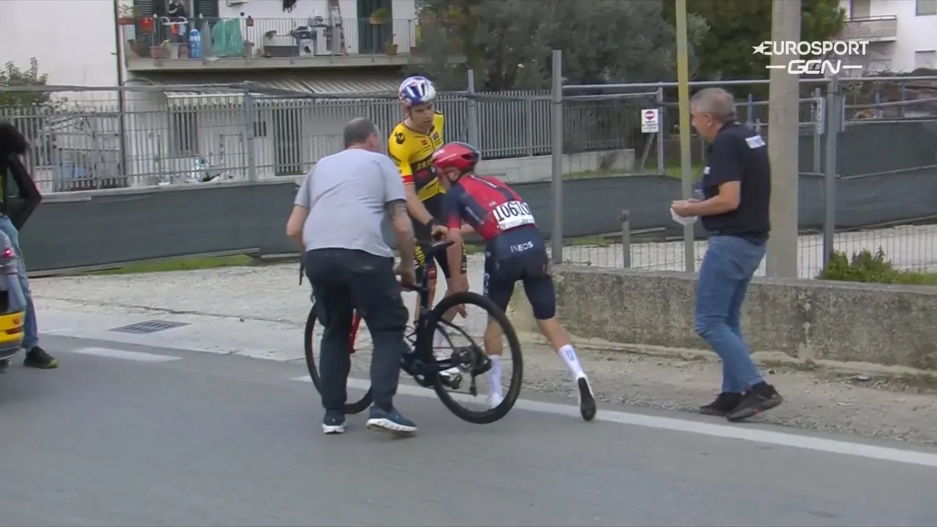 Jumbo-Visma lacht en huilt: Roglic wint in Tirreno-Adriatico, Van Aert valt samen met Pidcock