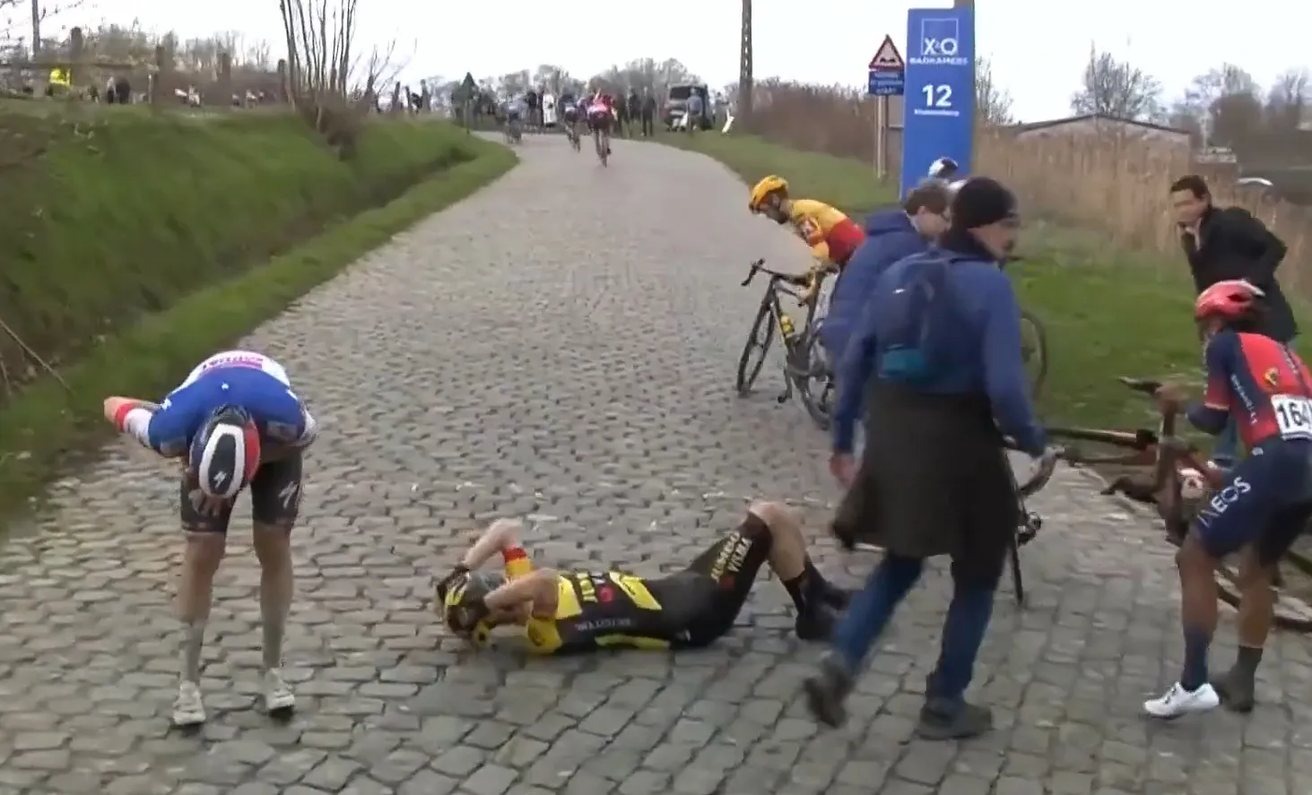 🎥 Chaos in de E3: Van Baarle en Skaarseth vallen hard, Pogacar ontsnapt met stuurkunsten aan crash