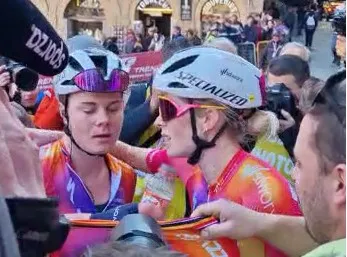 Vollering in tranen na zinderende finale Strade Bianche: 'Beetje verrast door actie Kopecky'