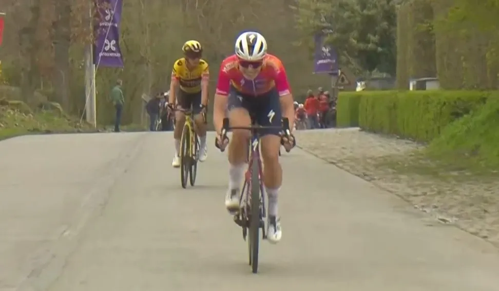 Oersterke Vollering knalt Vos op strook vals plat uit het wiel op weg naar zege in Dwars door Vlaanderen