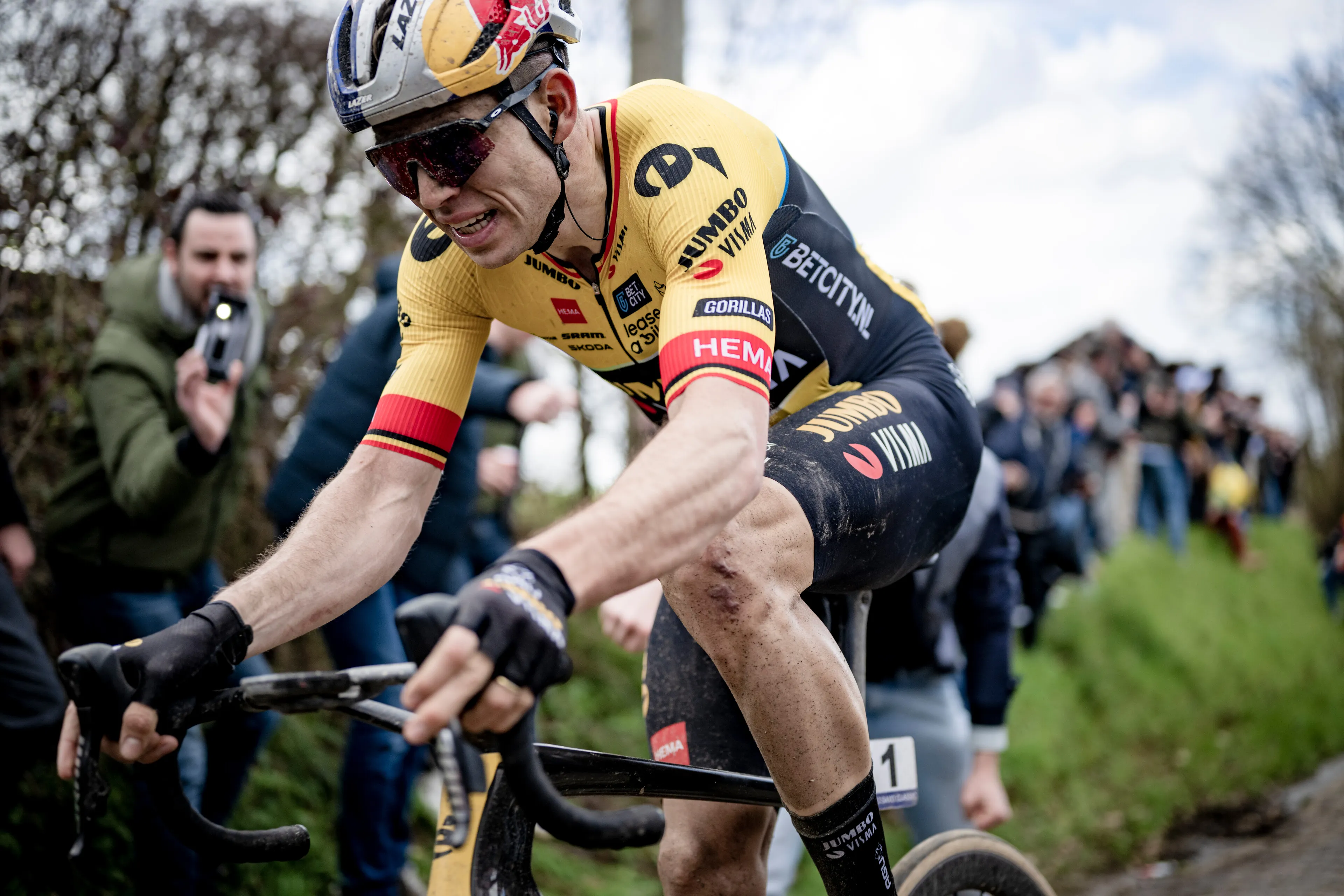 Van Aert slaat serie aanvallen van INEOS af en wint eindklassement Tour of Britain, rit voor Rodríguez