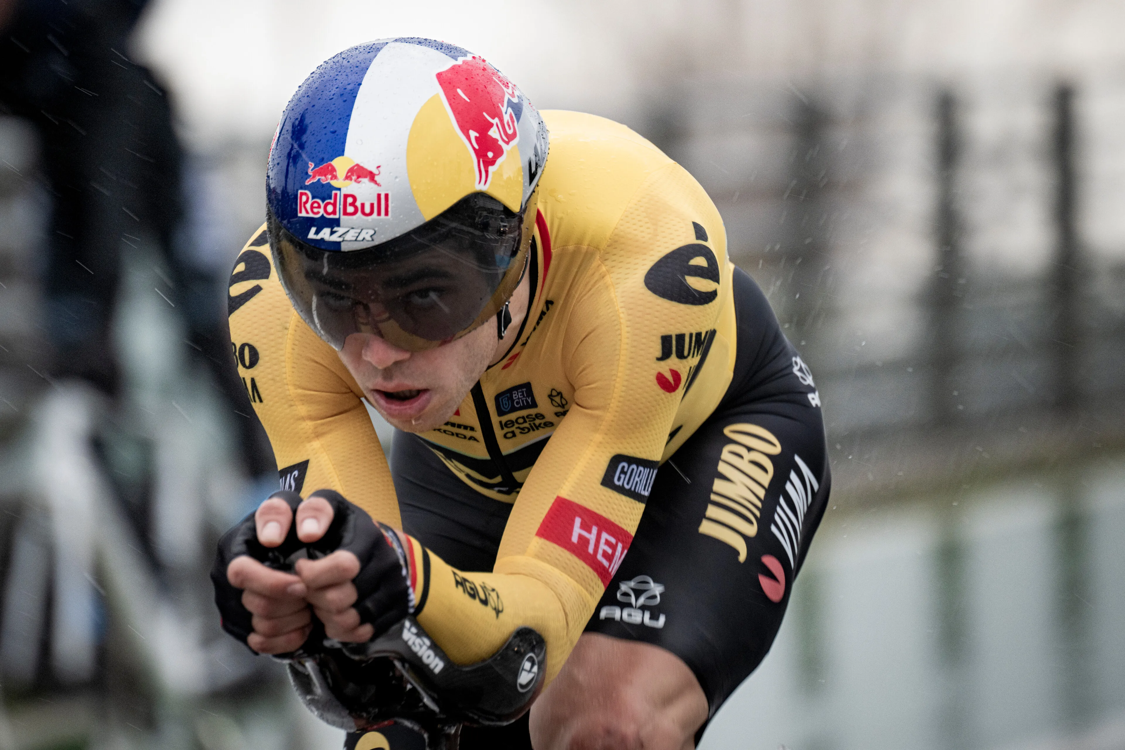 Van Aert hoopt nóg sneller te zijn op tijdritfiets met nieuwe regels: 'Grotere renners hebben meer ruimte'