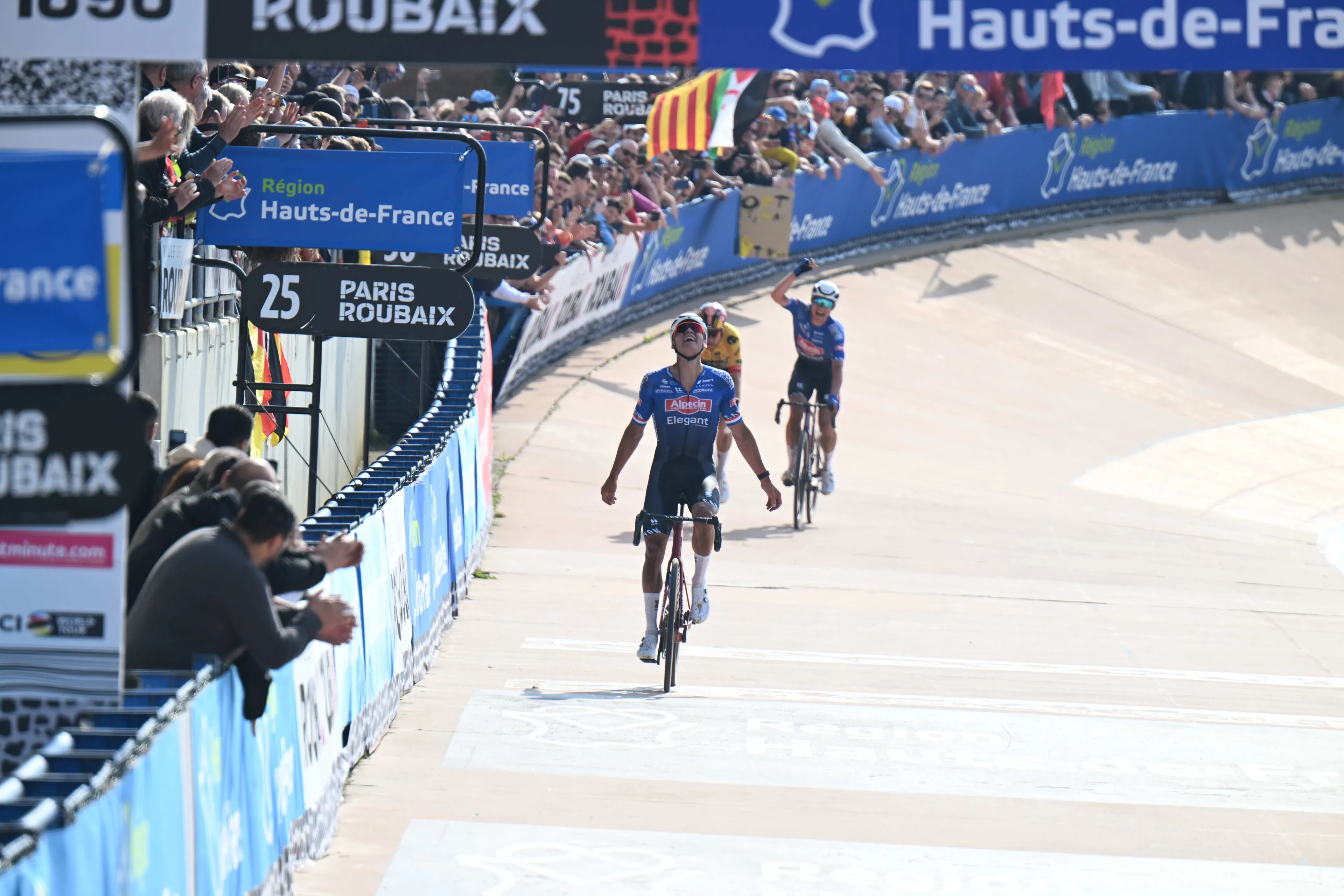 Superieure Van der Poel soleert naar overwinning in Parijs-Roubaix, Van Aert ziet kansen in rook opgaan door lekke band
