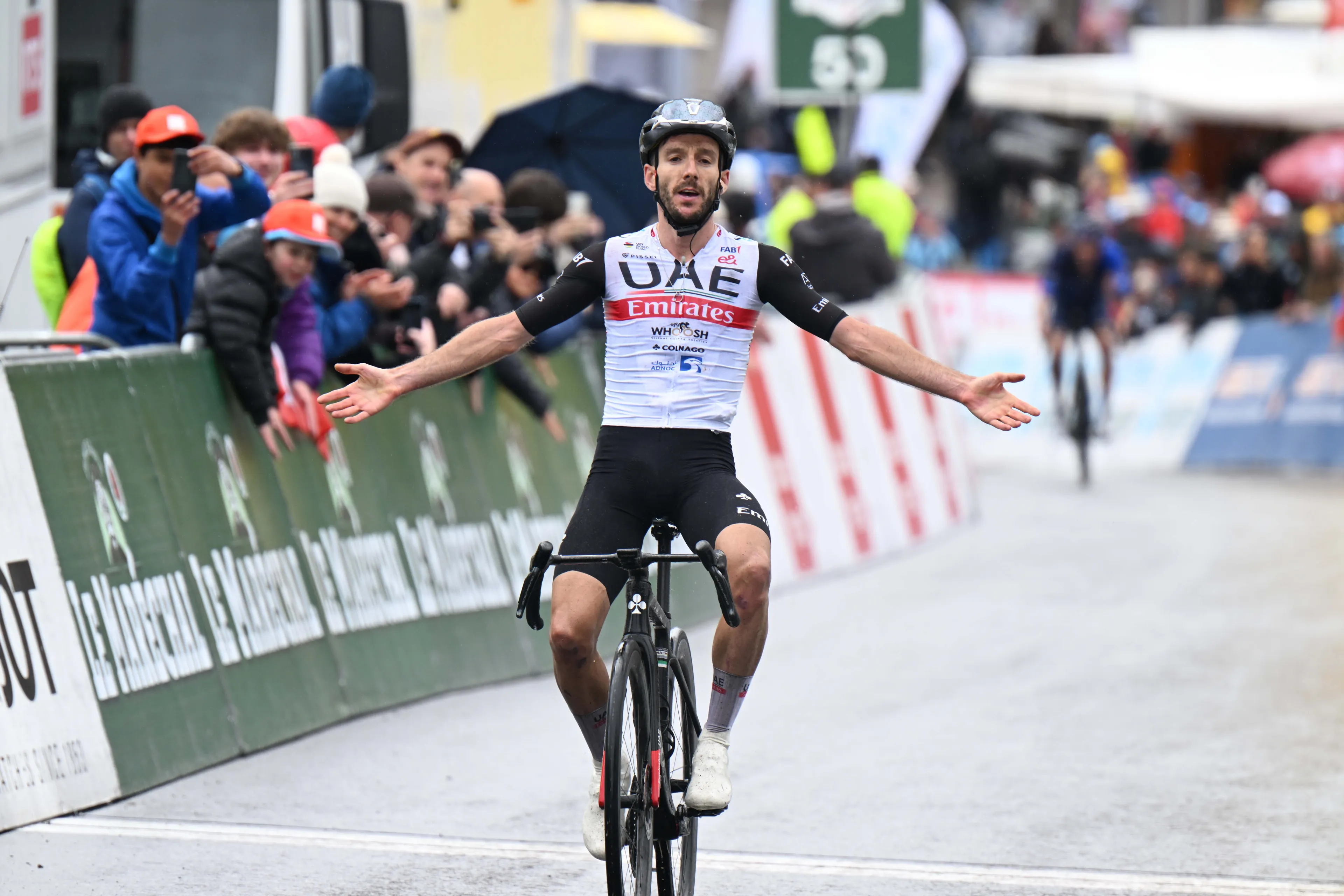 Adam Yates soleert naar zege op Thyon 2000 en slaat dubbelslag in koninginnenrit Ronde van Romandië