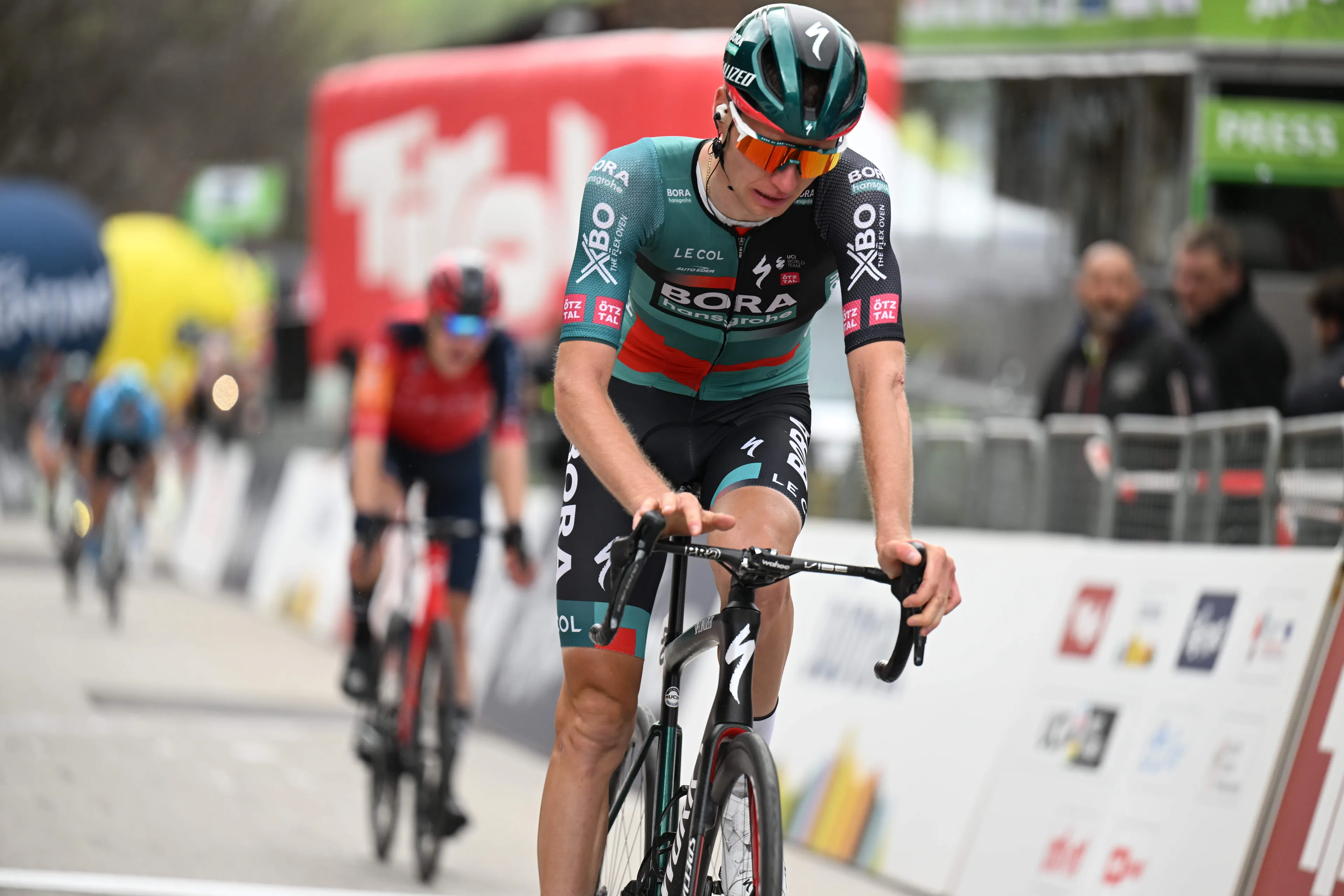 LIVE etappe 10 Giro d'Italia 2023 | Movistar jaagt op kopgroep van vier man, Vlasov geeft er ziek de brui aan