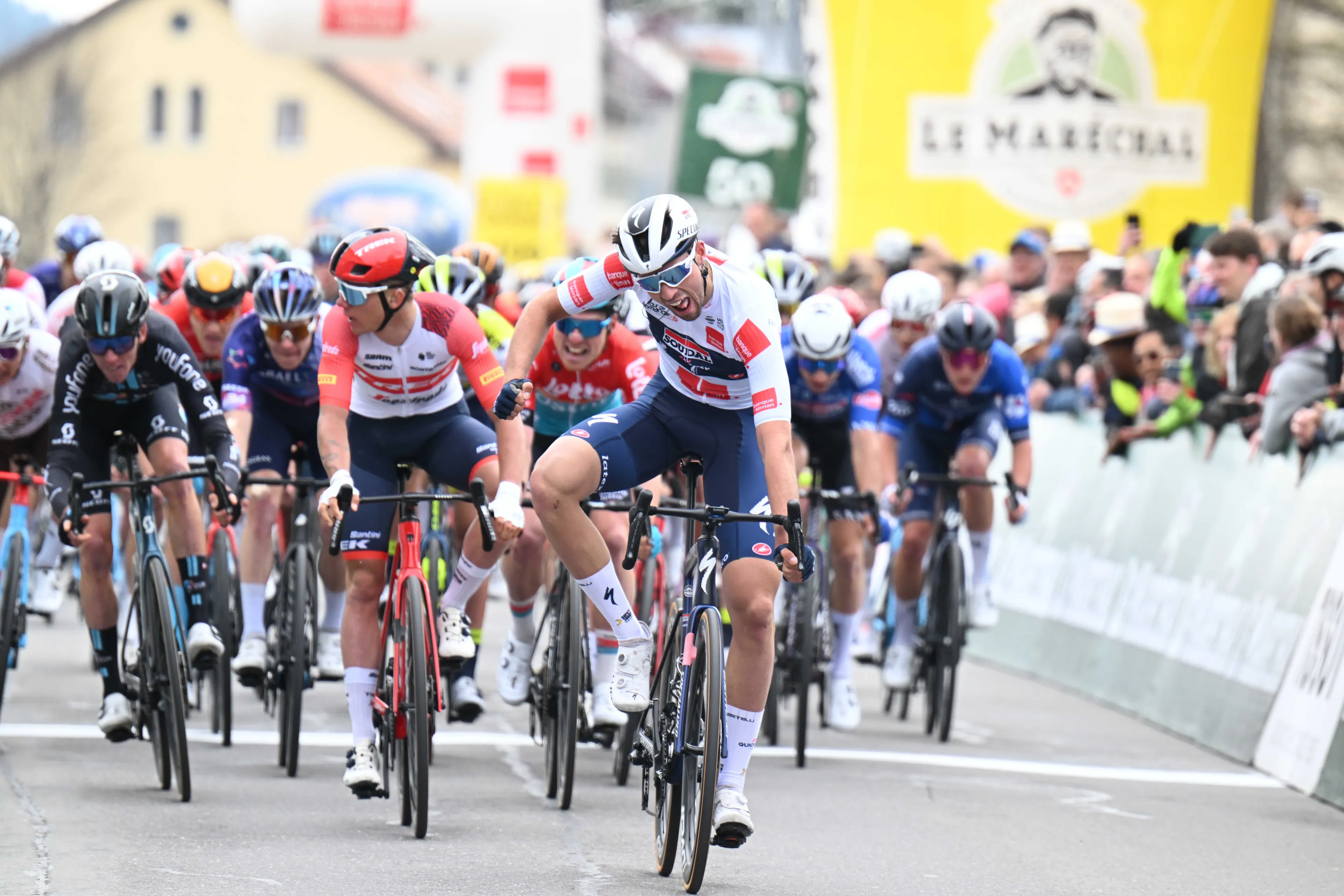 Eerste etappe Ronde van Romandië draait uit op bijltjesdag, Vernon houdt stand op beklimmingen en verslaat sterke Nys