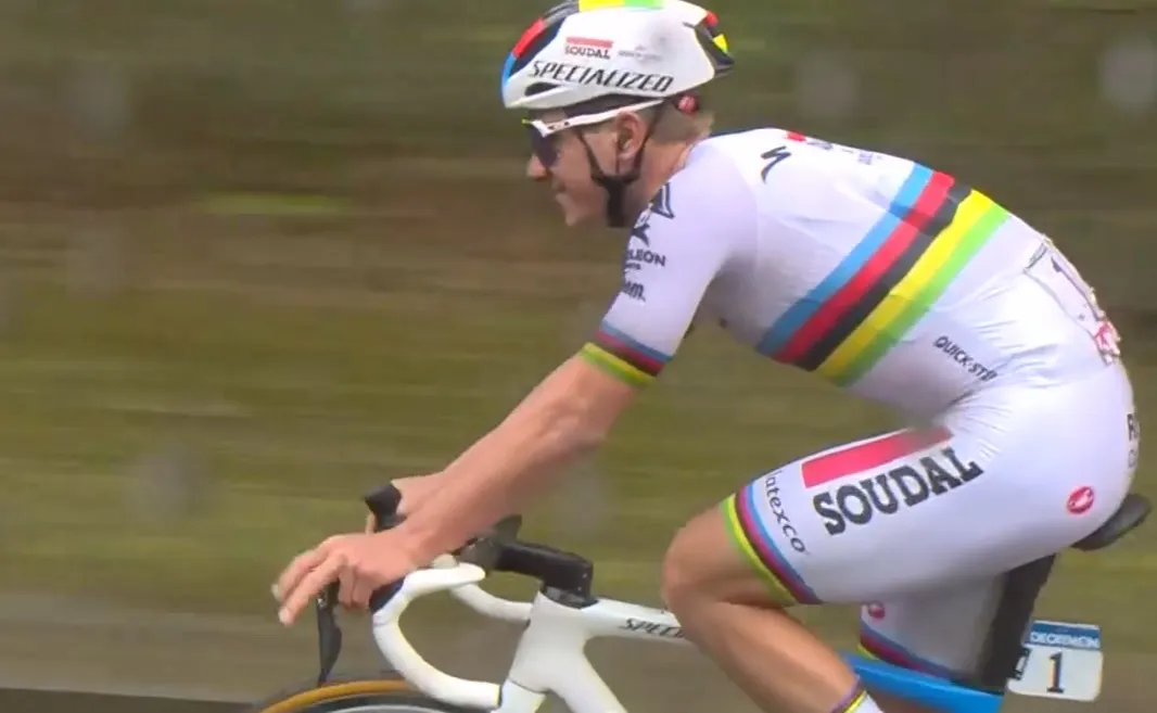 IJzersterke Evenepoel (met witte broek) klopt Bilbao in Clasica San Sebastián, Vlasov vervolledigt podium