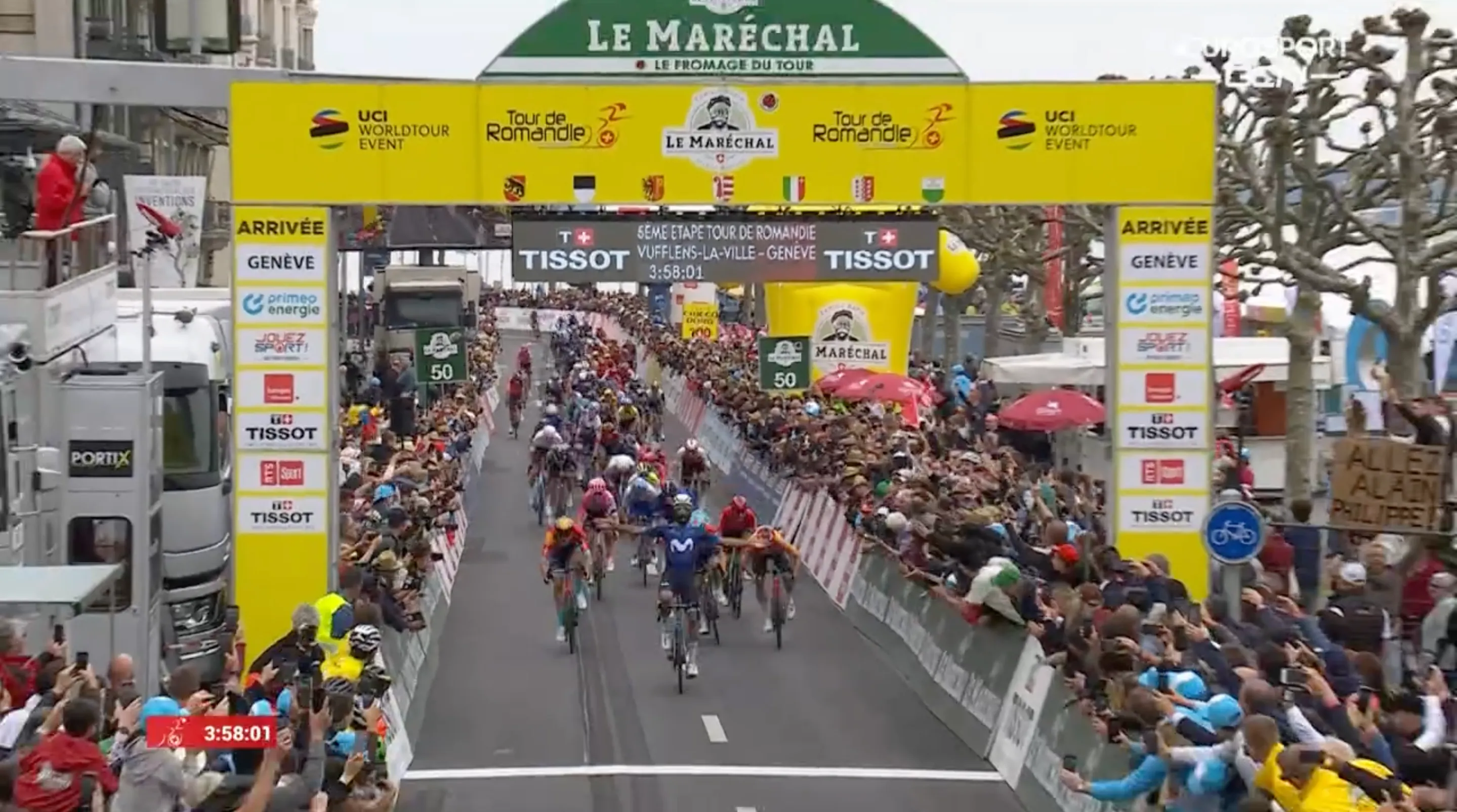 Gaviria verrast alles en iedereen met lange sprint in Ronde van Romandië, Adam Yates eindwinnaar