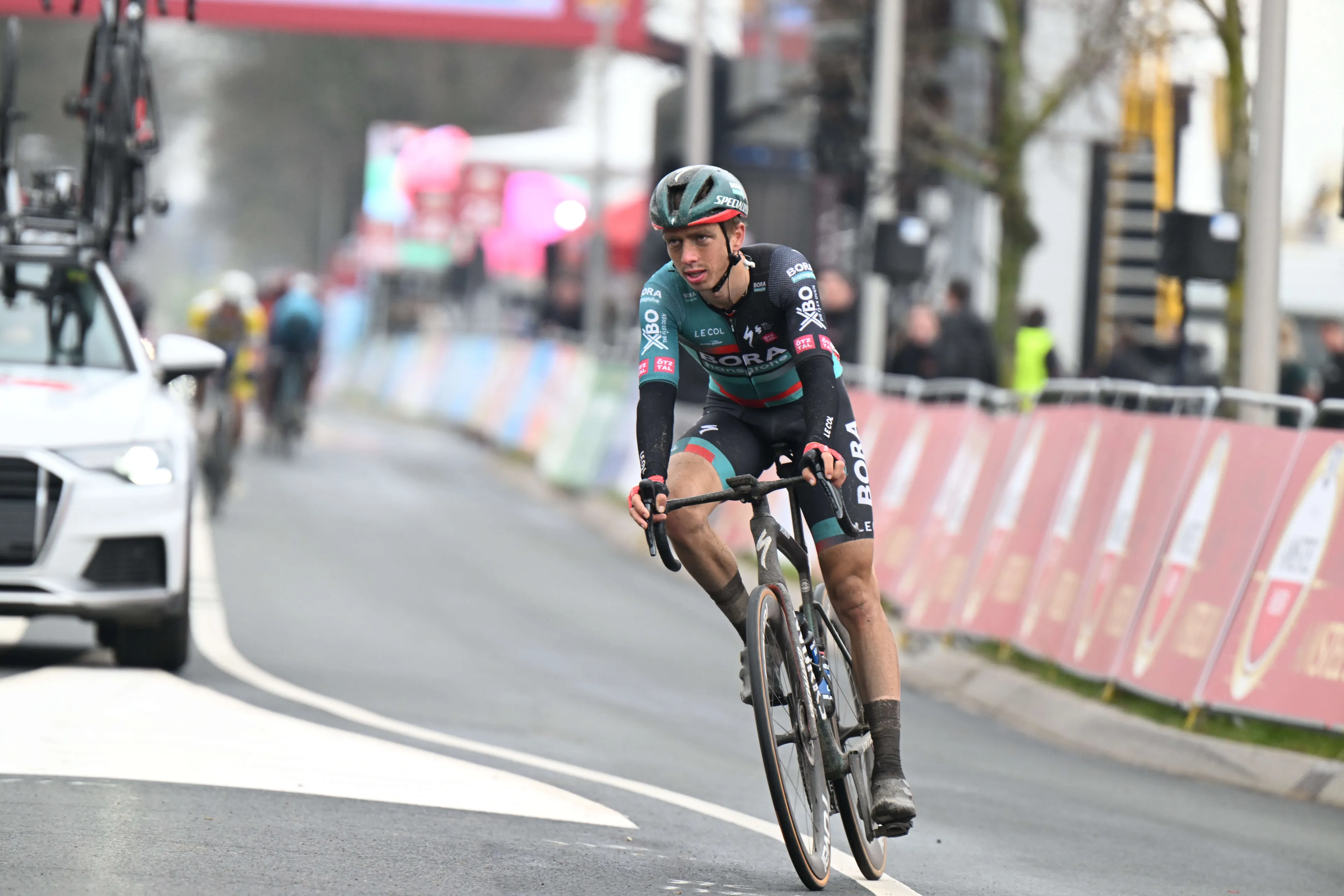 Op de dag dat vriend en collega Gino Mäder overlijdt, wint Ide Schelling de derde etappe in Slovenië