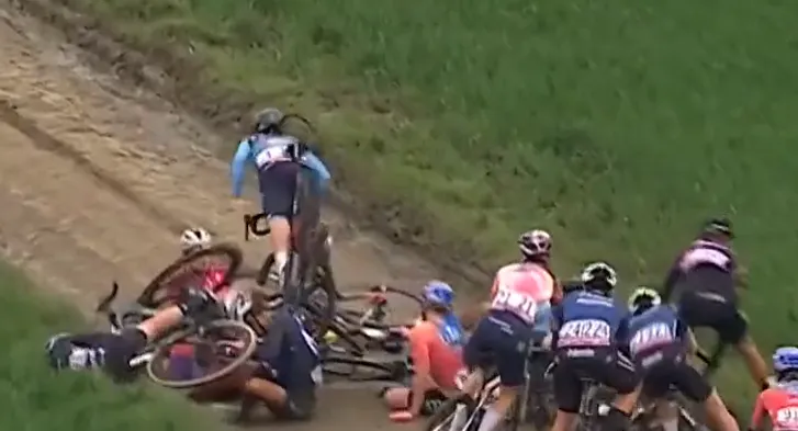 Interview | Brand kan nog lachen na salto, maar is teleurgesteld in het peloton: 'Iedereen vindt het maar oké'