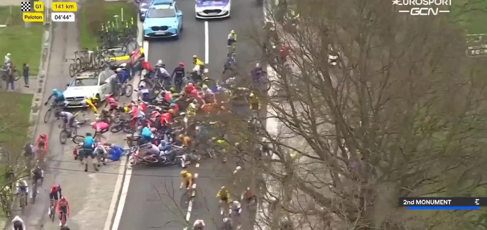 🎥 Bahrain-Victorious-renner kegelt half peloton omver in Ronde van Vlaanderen; o.a. Van Aert en Alaphilippe betrokken