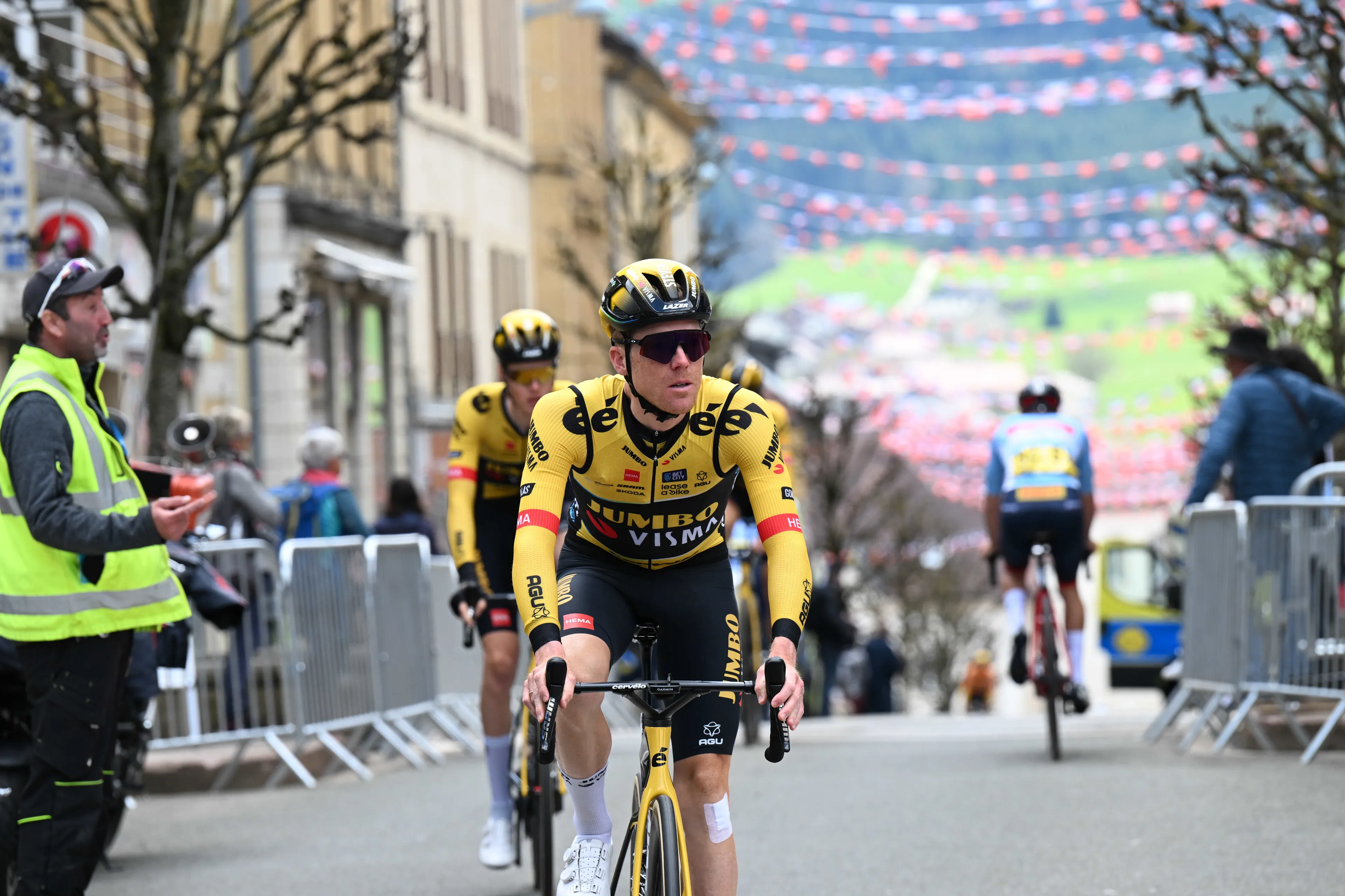 Deelnemers Critérium du Dauphiné 2023 | Kruijswijk, Cras en Combaud geven op na valpartij in tweede etappe