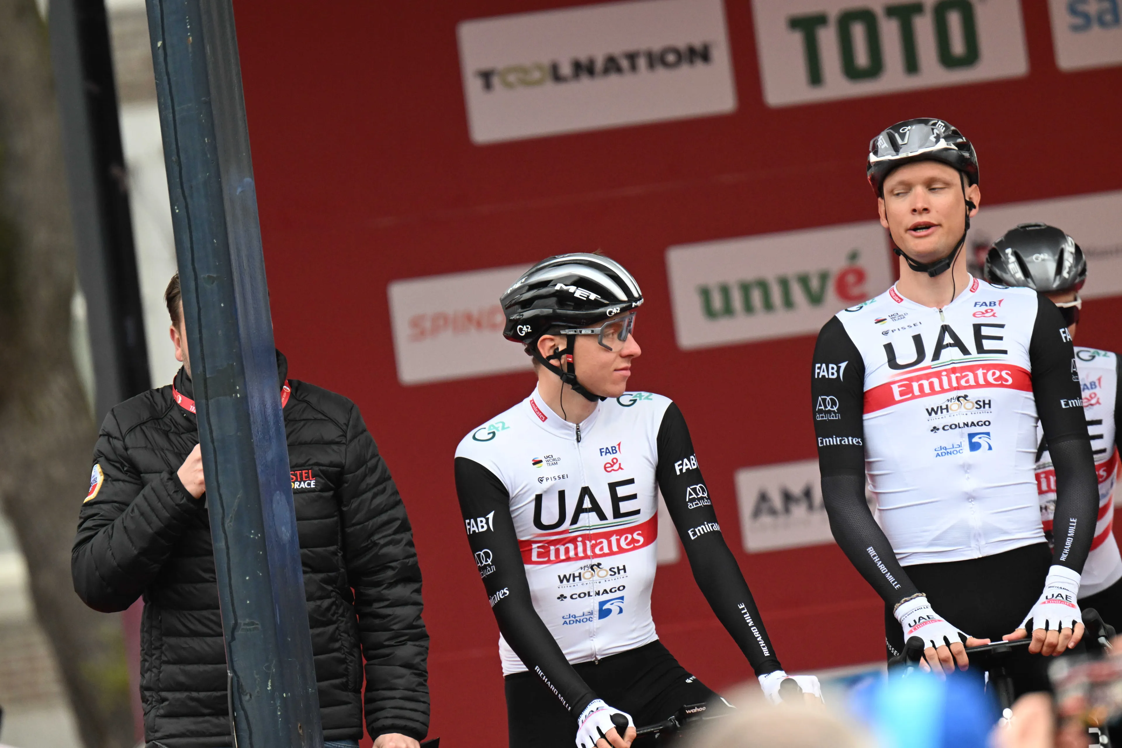 'Deze zege is voor Sjoerd Bax'; Pogacar vol lof over zwaar gevallen Nederlander na zege in Lombardije