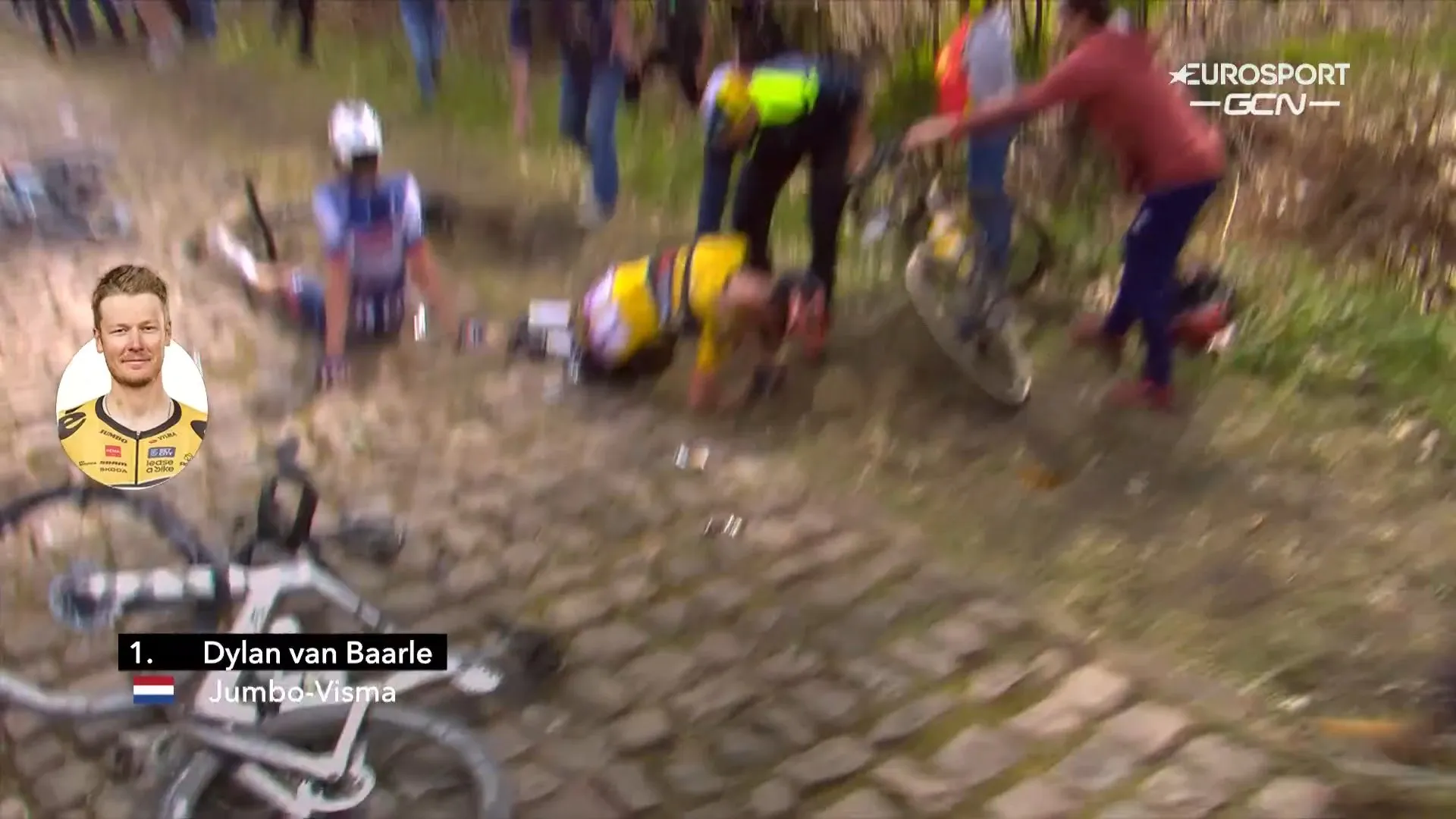 🎥 Van Baarle slachtoffer van Bos van Wallers, ook Sagan, Asgreen en Mohoric vallen hard in Parijs-Roubaix