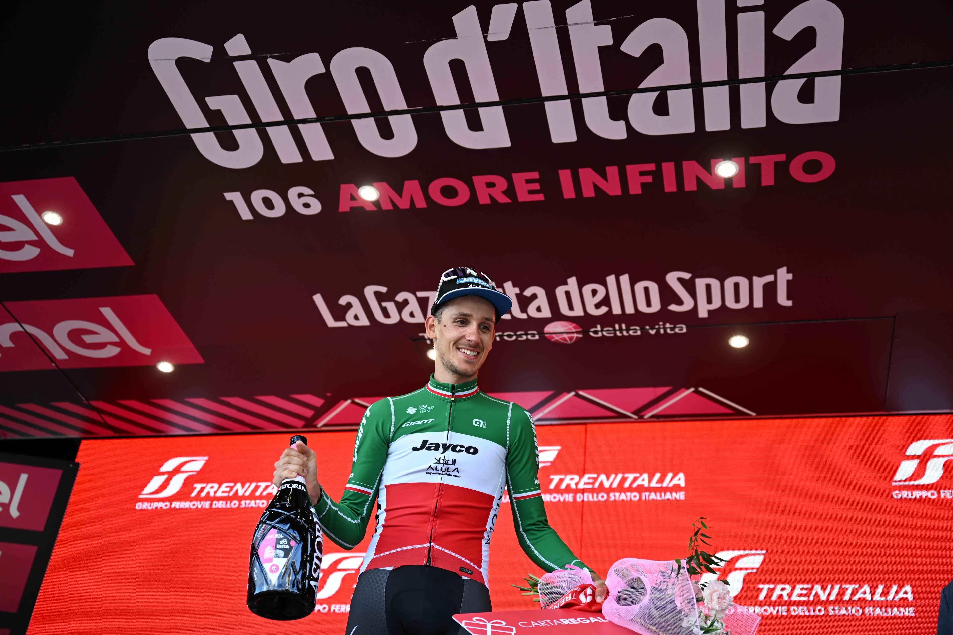 Boetes en tijdstraffen Giro d'Italia 2023 | Niet alleen vreugde bij etappewinnaar Zana: Italiaan beboet voor plakbidon