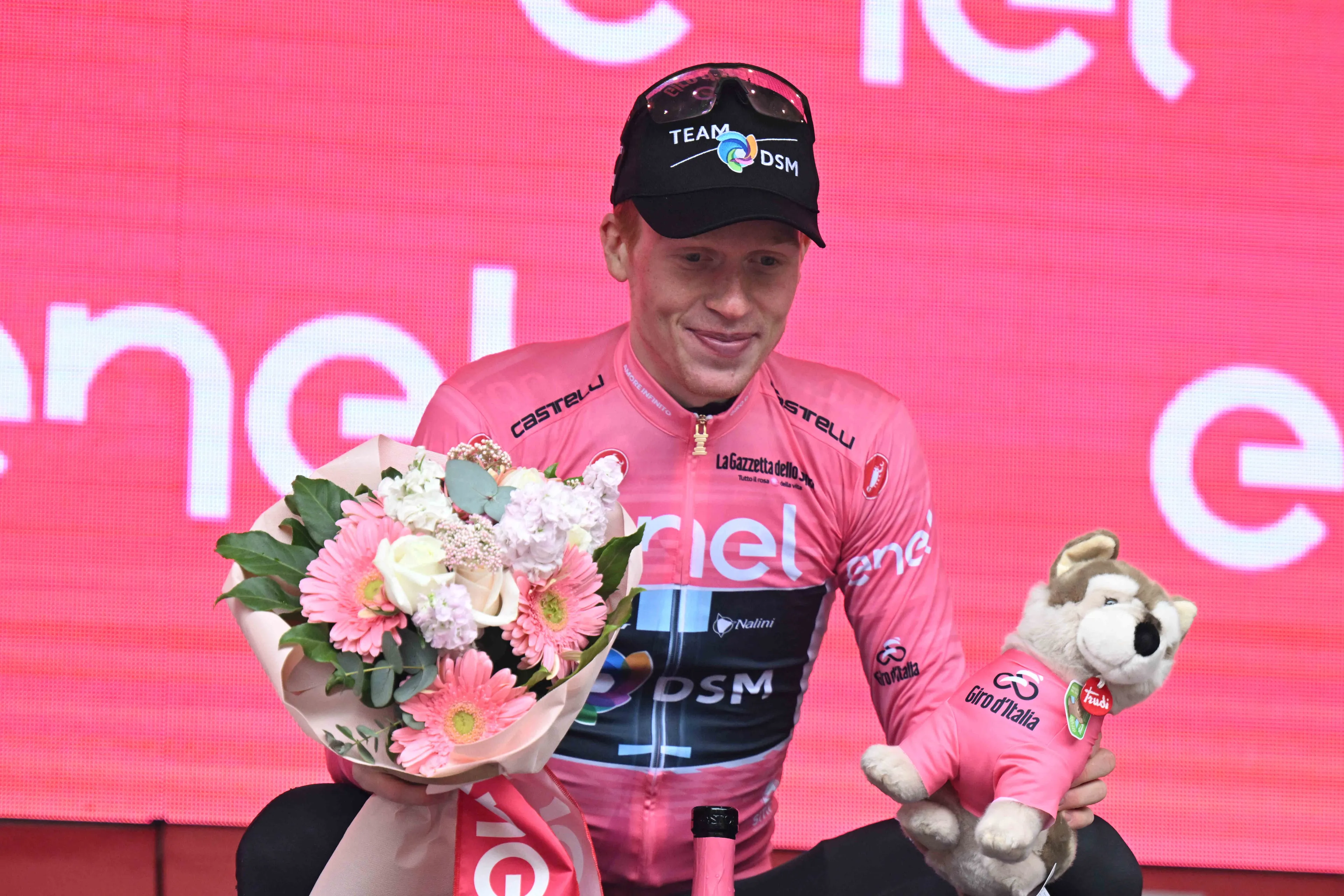 LIVE Giro d'Italia etappe 7 2023 | Peloton rijdt in stromende regen achter vier koplopers aan, Team DSM controleert