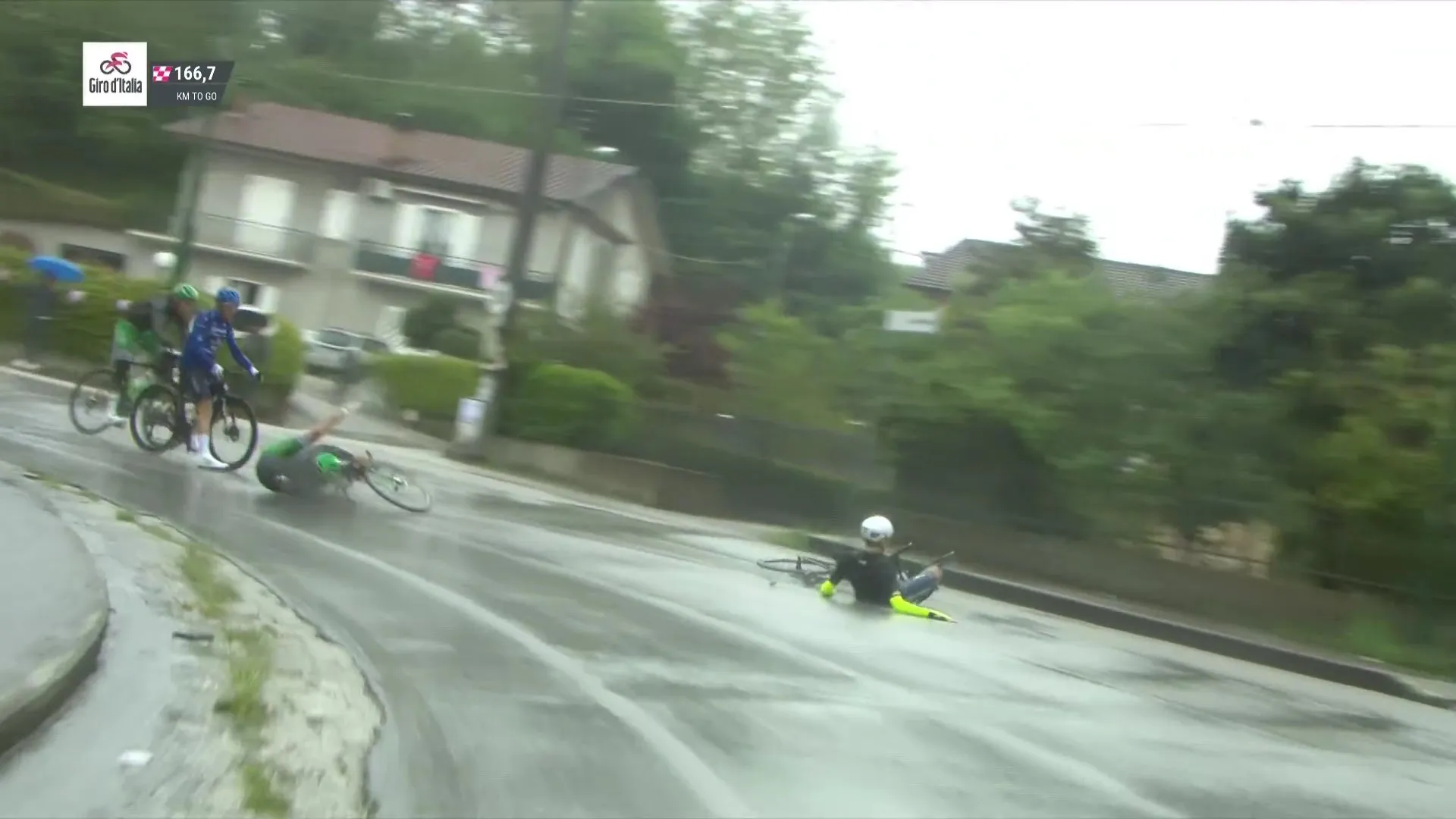 LIVE etappe 5 Giro d'Italia 2023 | Meteen twee man onderuit, regen zorgt voor gevaarlijke taferelen